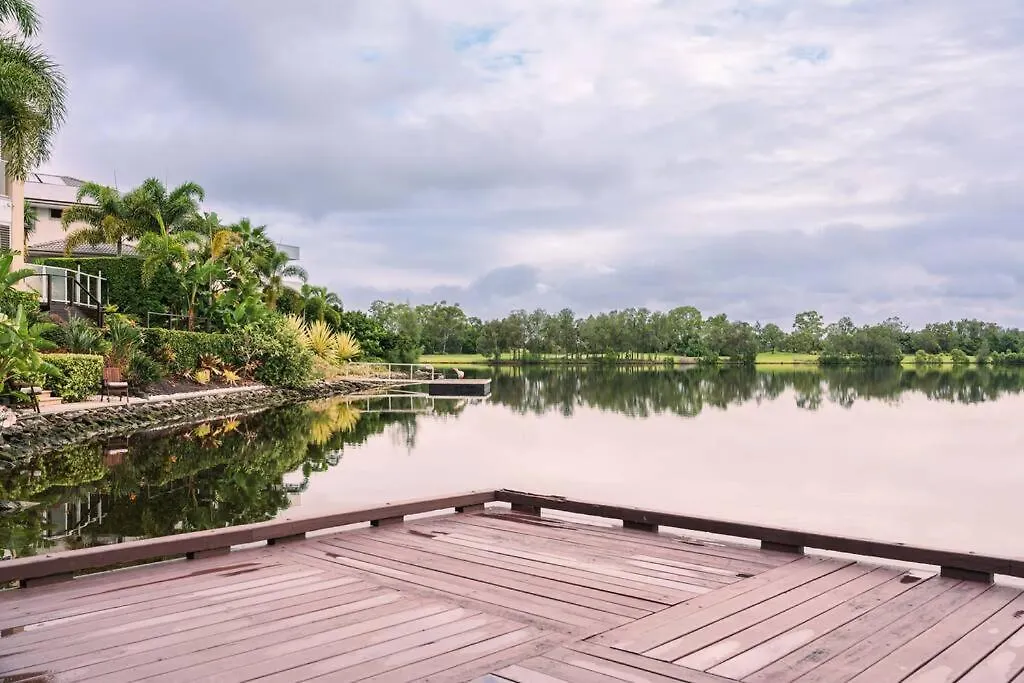 Lux Lakeside - *