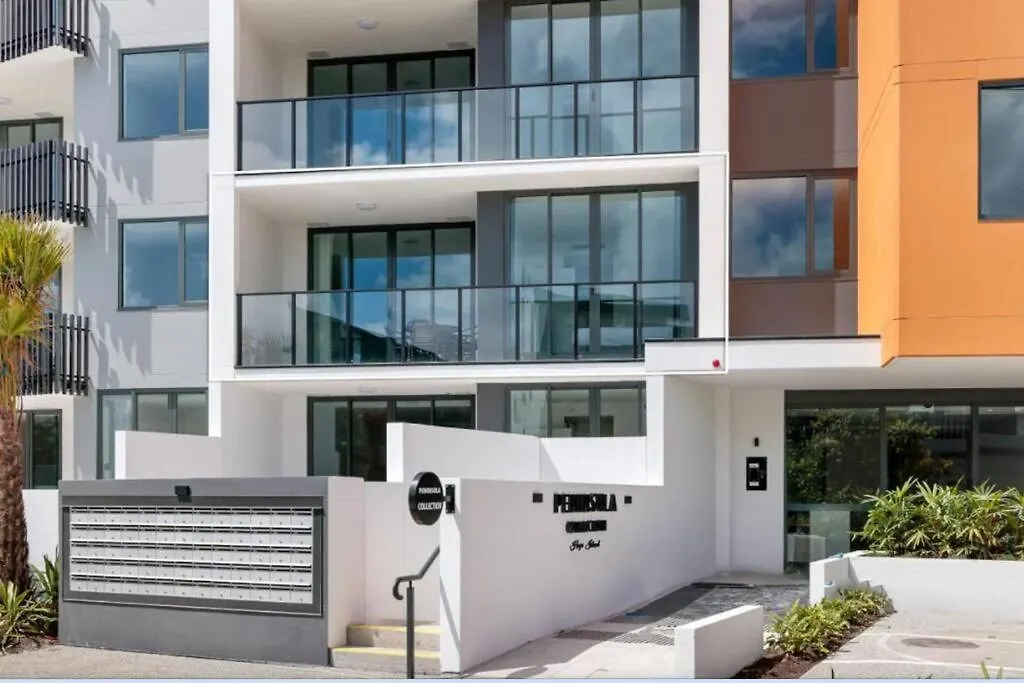 Lux Lakeside - Gold Coast