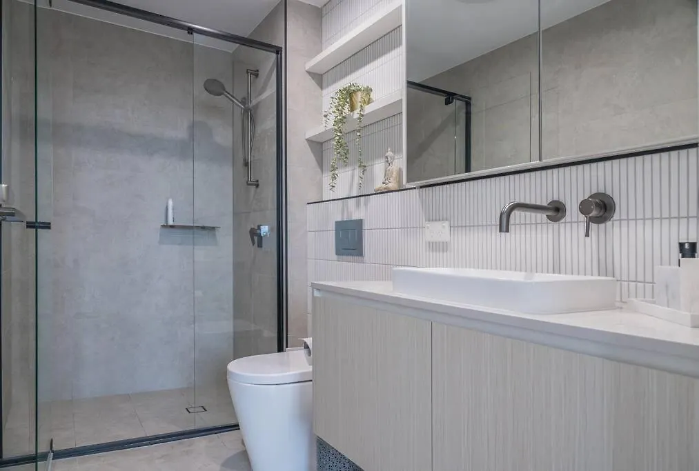 Lux Lakeside - *