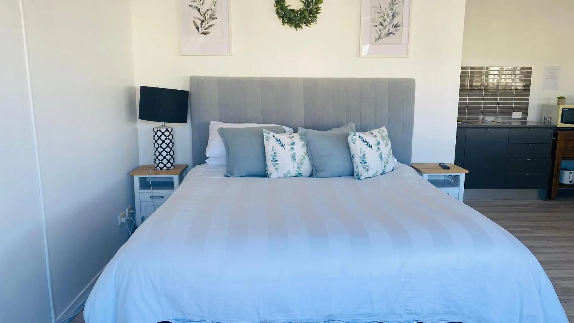 Self Contained - Sleeps 4 *