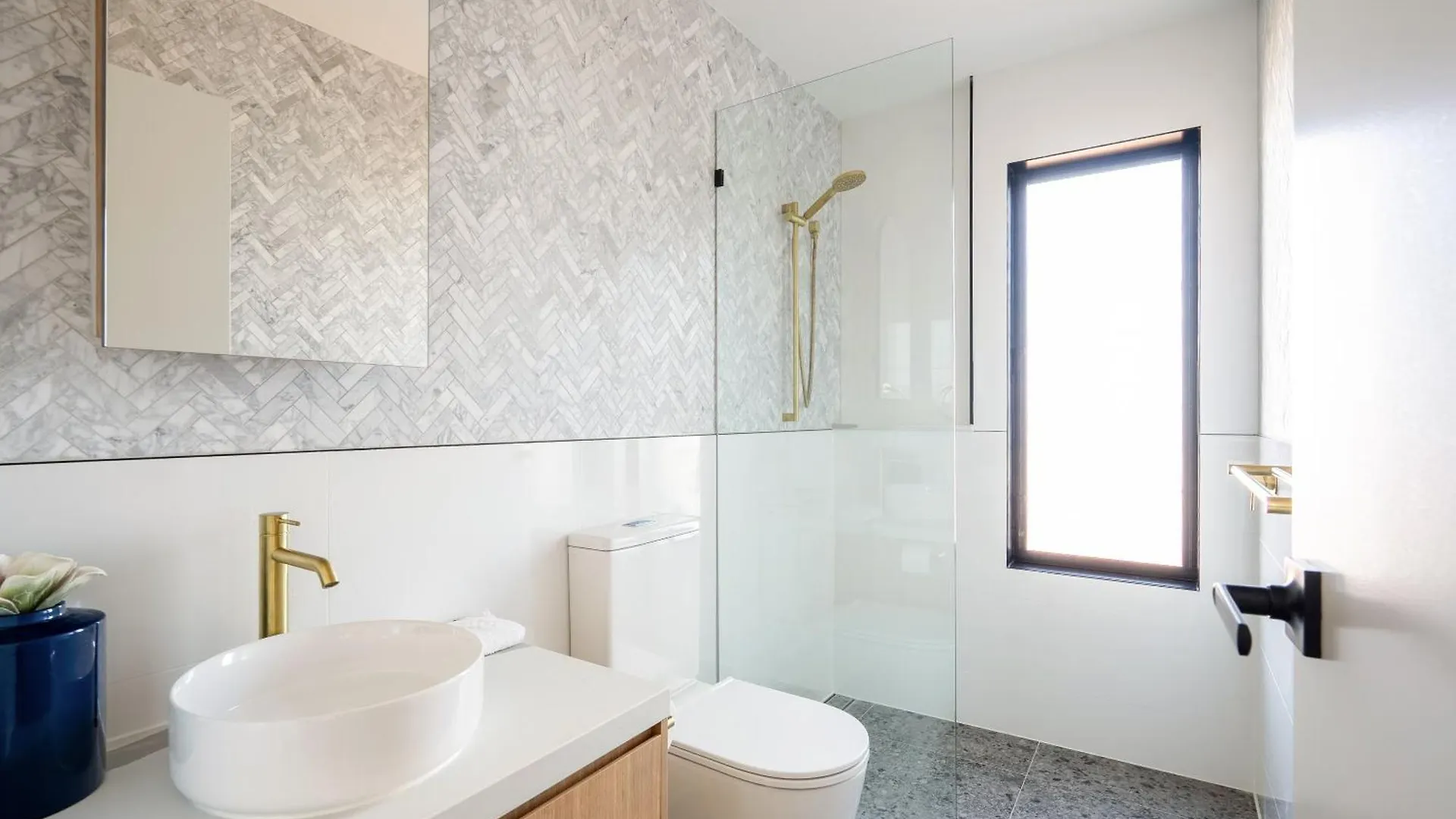 Brand New Modern 8 Bedroom In City Centre - Heated Modern Infinity Pool * Gold Coast