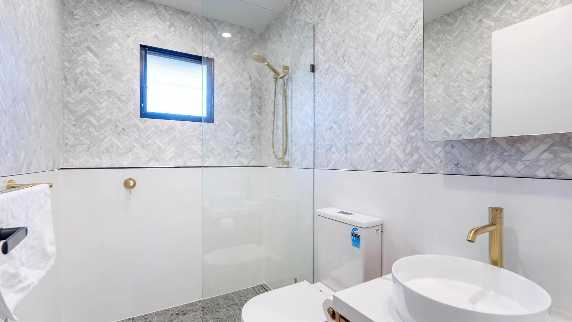 Brand New Modern 8 Bedroom In City Centre - Heated Modern Infinity Pool Villa *