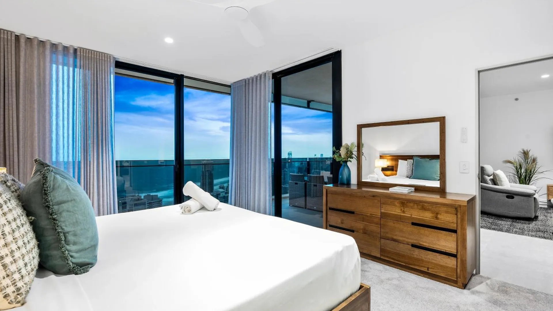 Ocean View Sub Penthouses - Circle On Cavill - Self Contained & Privately Managed *