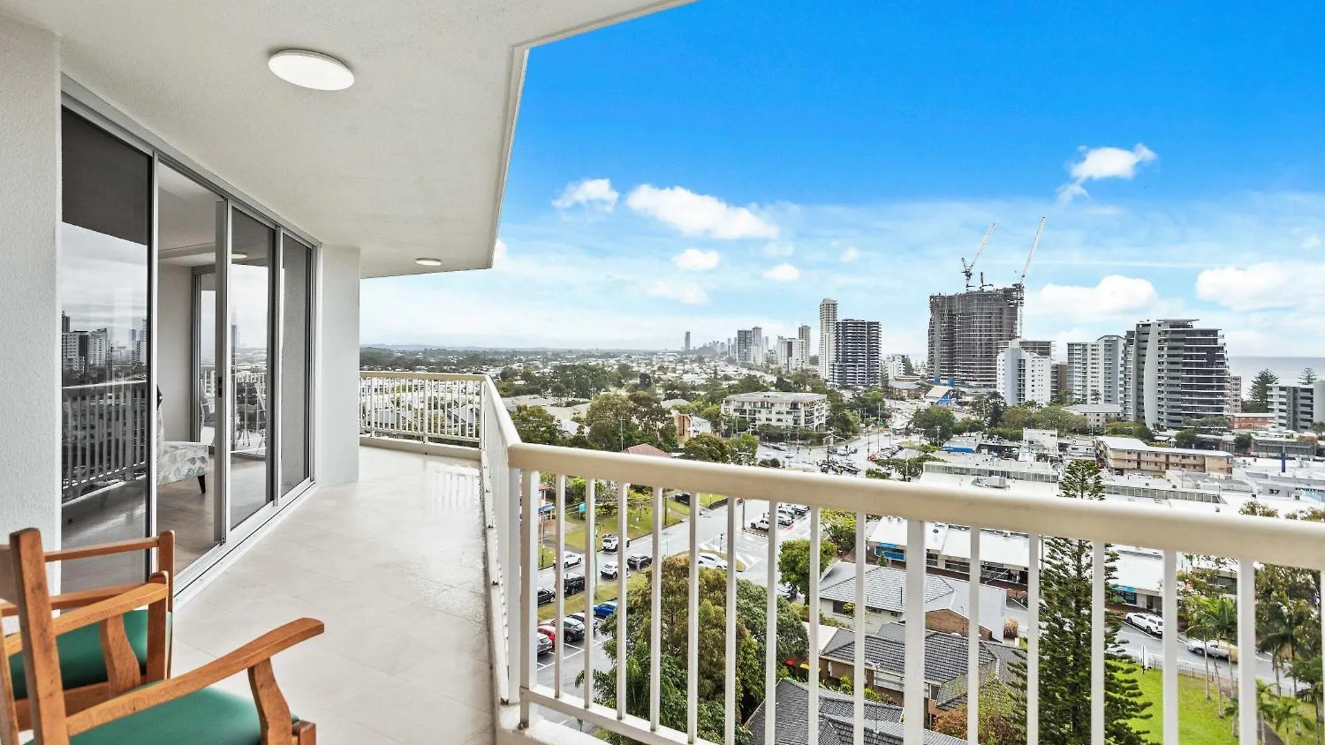 Apartment Expansive Hilltop Ocean Views In Burleigh Heads *