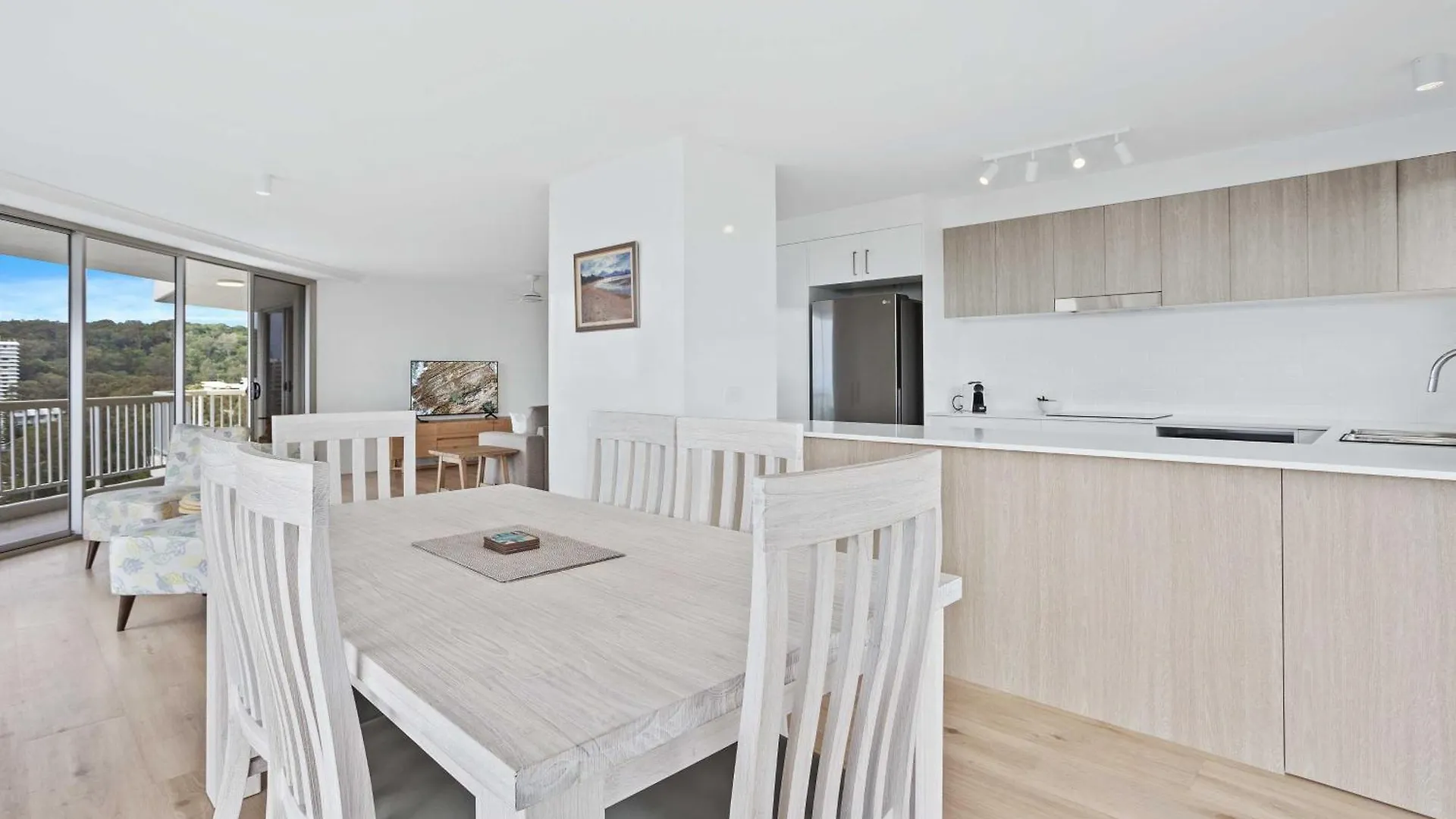 Expansive Hilltop Ocean Views In Burleigh Heads Apartment *