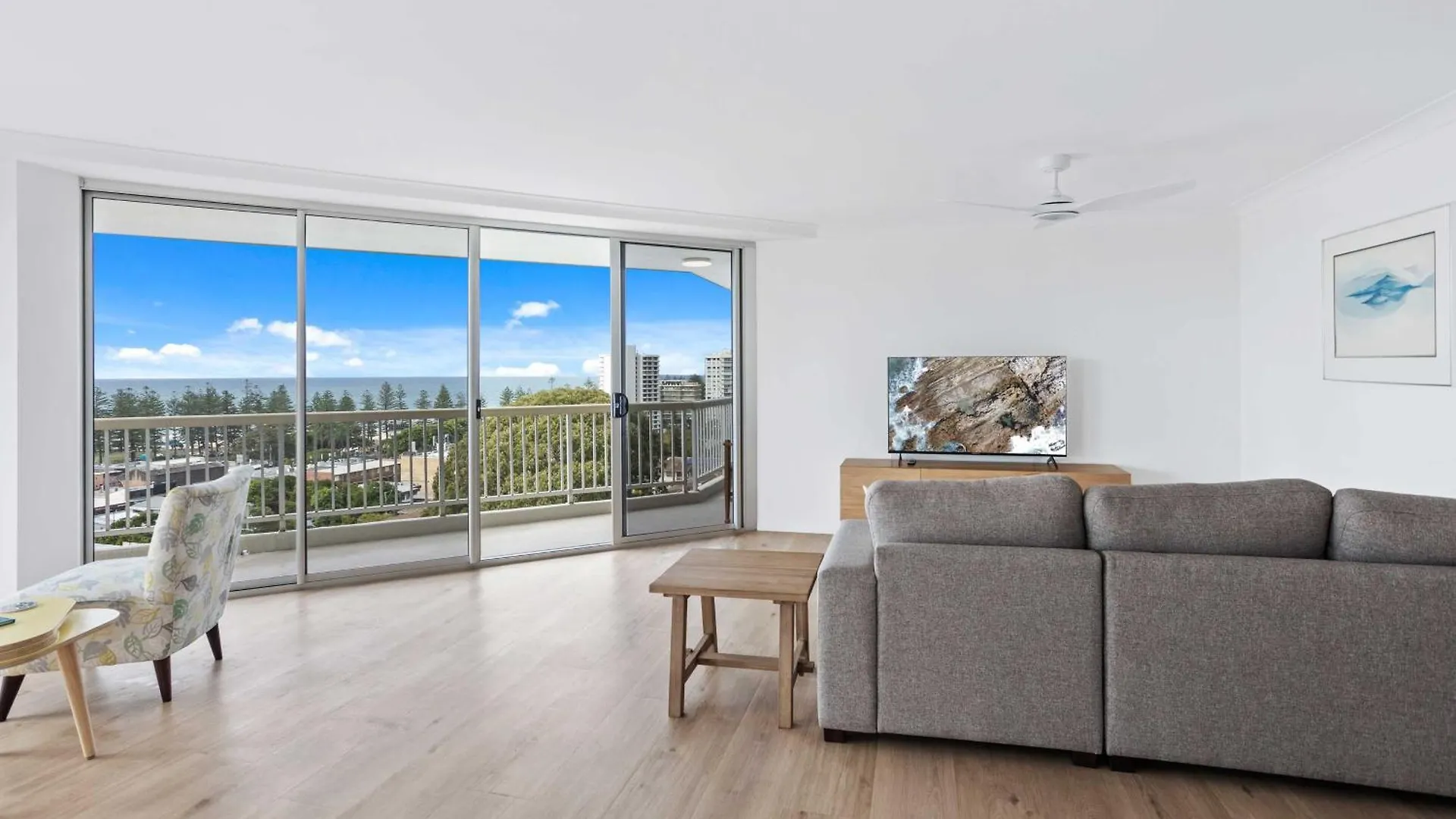 Expansive Hilltop Ocean Views In Burleigh Heads Apartment *