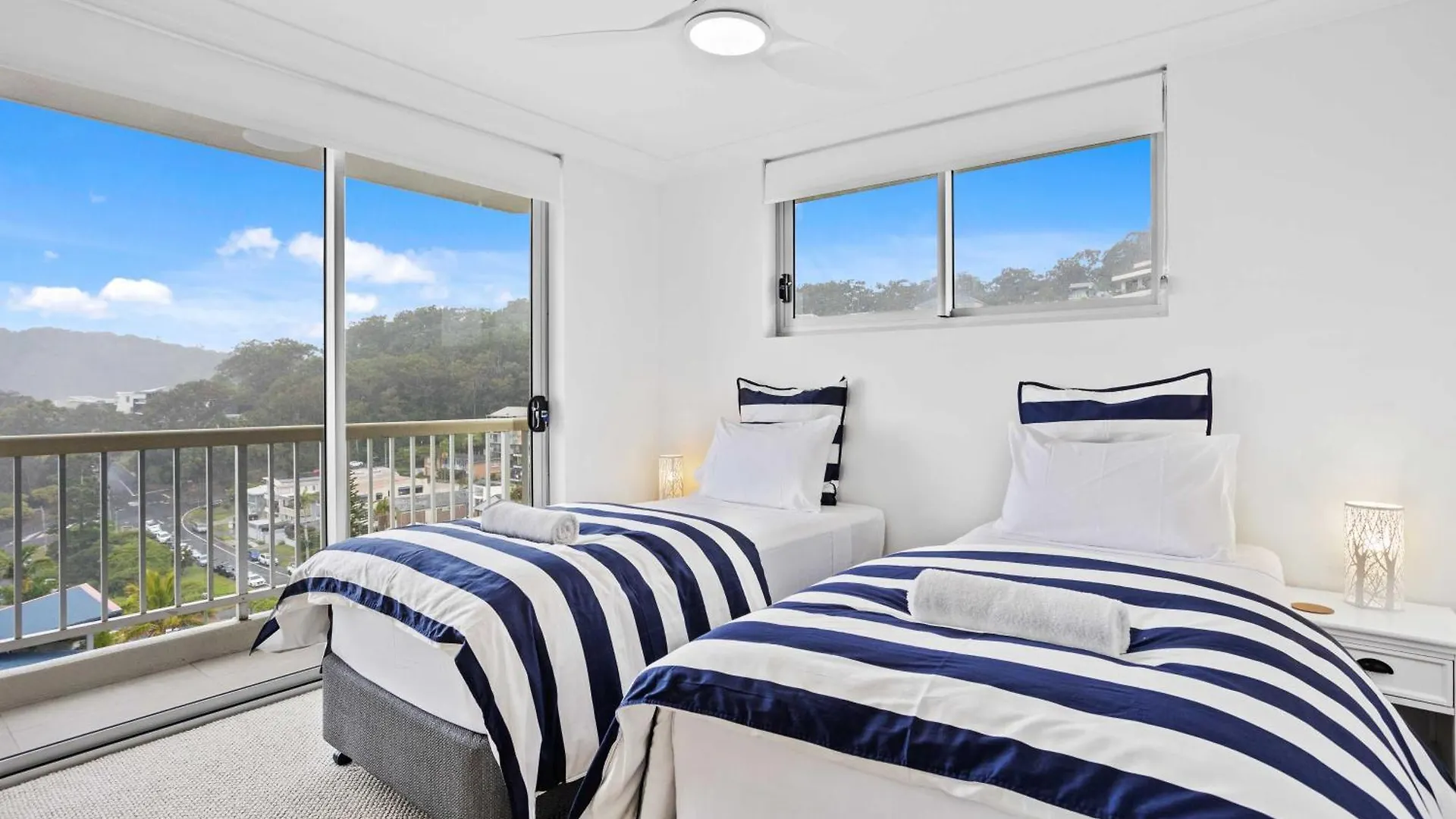 Apartment Expansive Hilltop Ocean Views In Burleigh Heads *