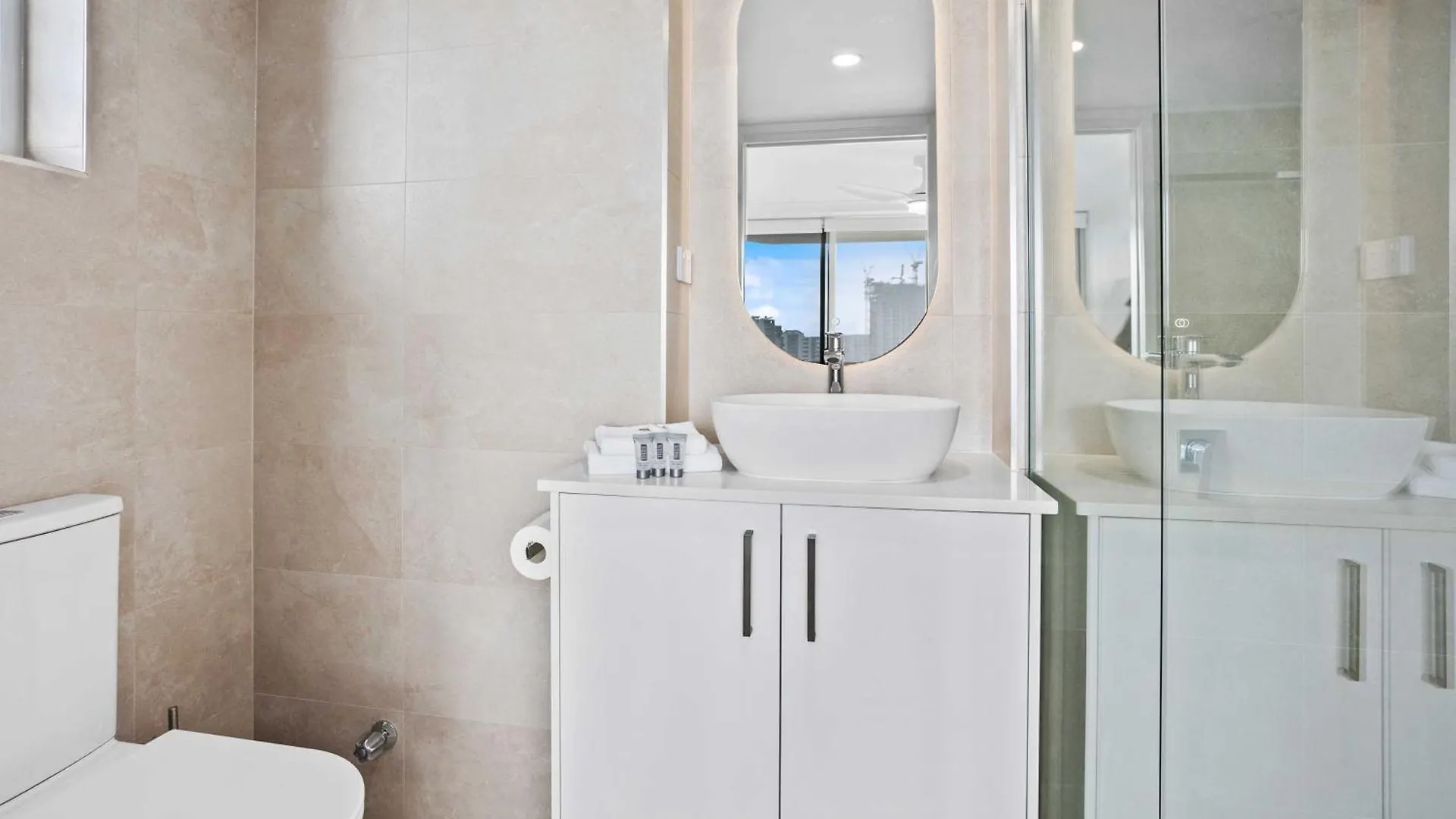 Expansive Hilltop Ocean Views In Burleigh Heads Apartment *