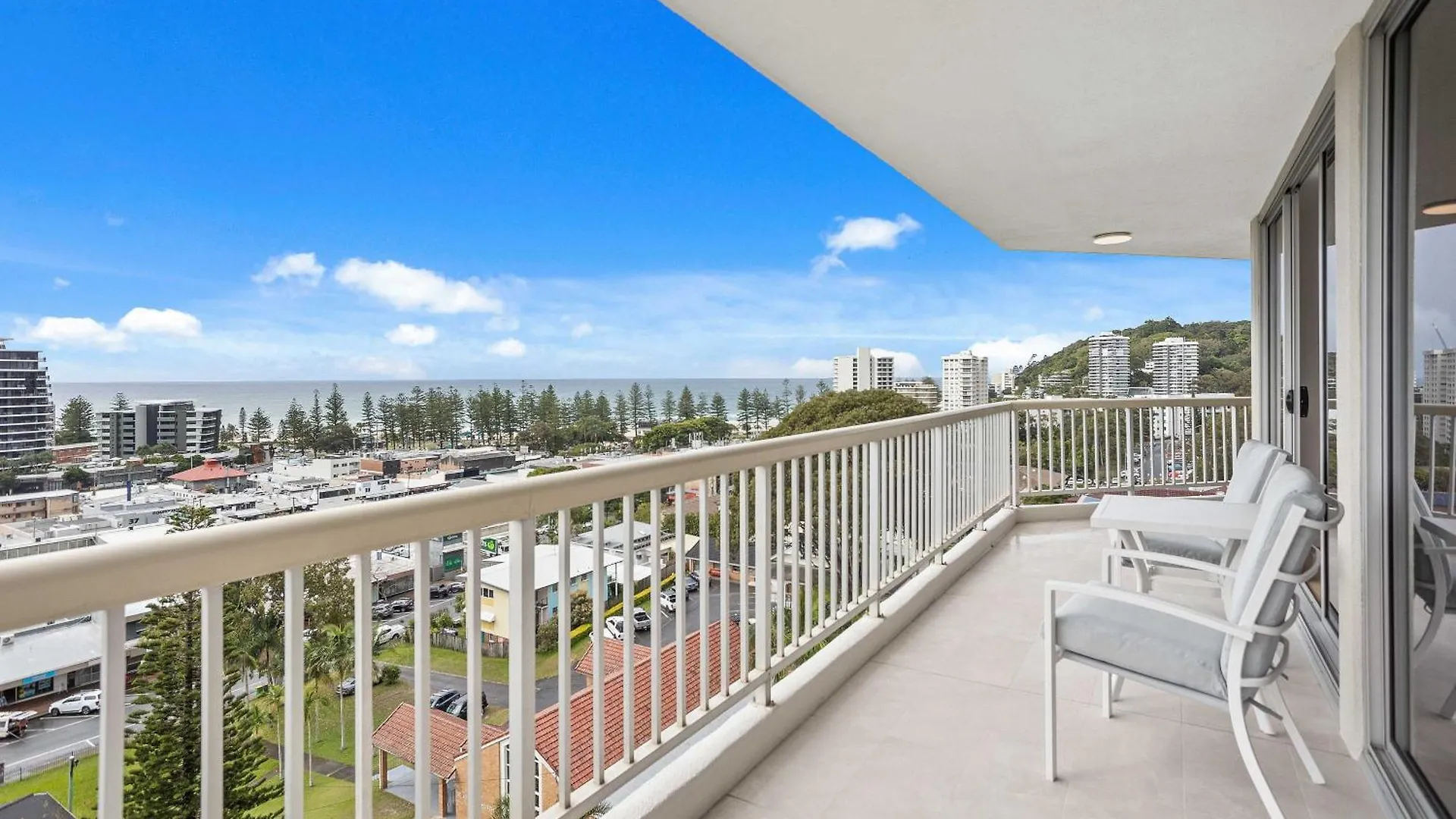 Expansive Hilltop Ocean Views In Burleigh Heads *