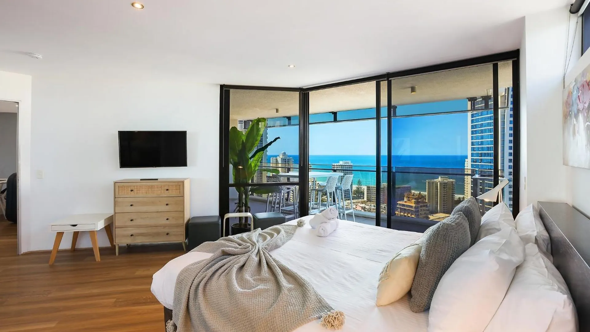 Circle On Cavill 2, 3, 4 & 5 Bedroom Skyhomes & Sub Penthouses By Holidays Apartment Gold Coast