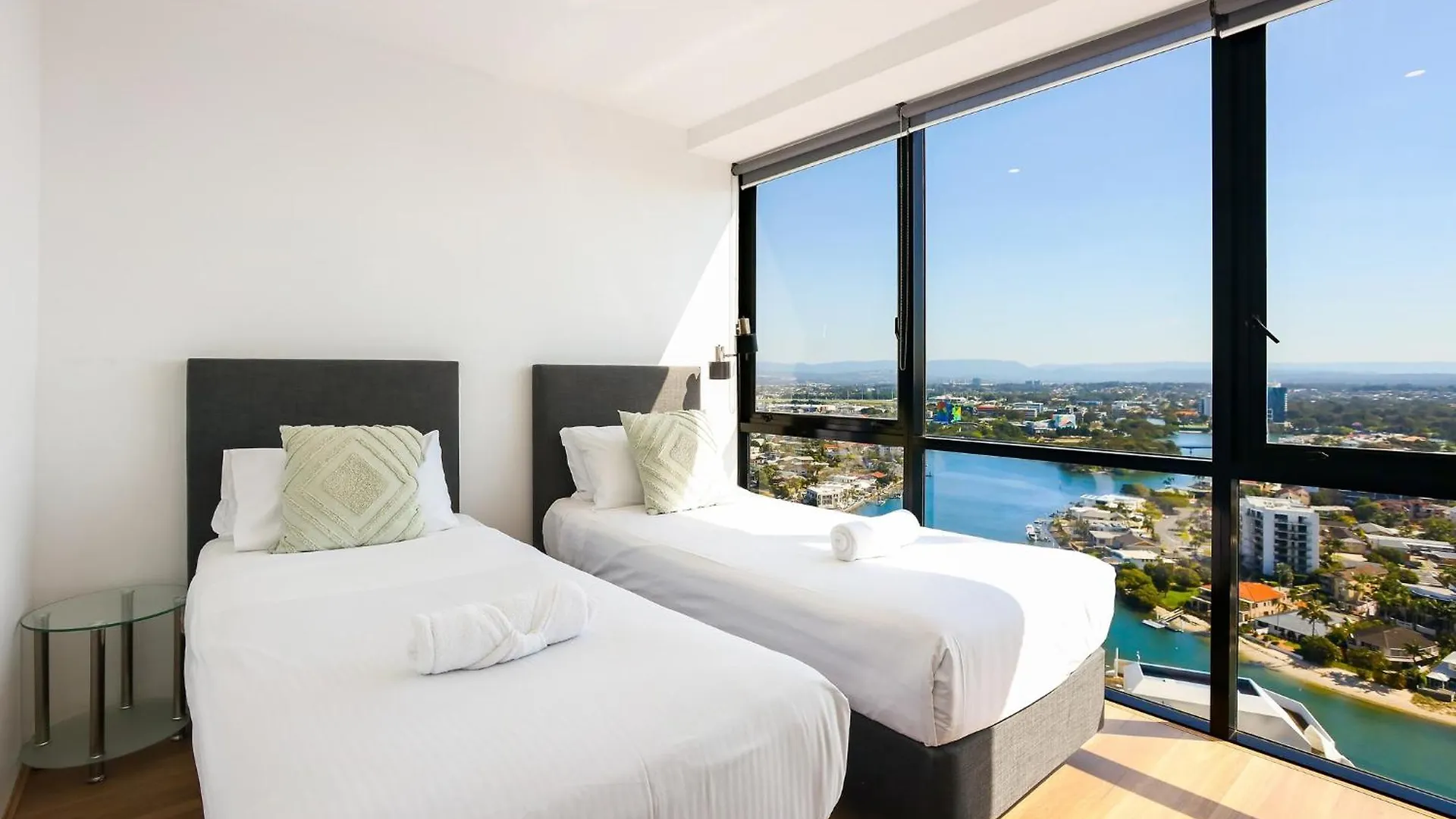 Apartment Circle On Cavill 2, 3, 4 & 5 Bedroom Skyhomes & Sub Penthouses By Holidays Gold Coast