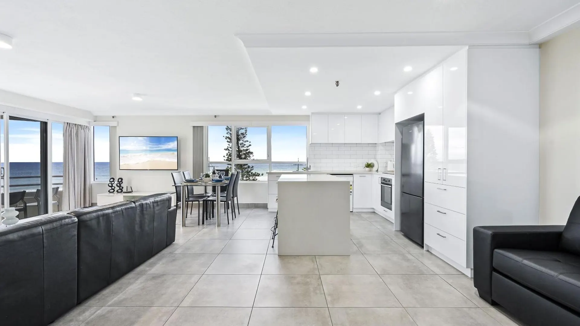 Stunning Ocean Views In 2 Bedroom Unit At Zenith - Q Apartment