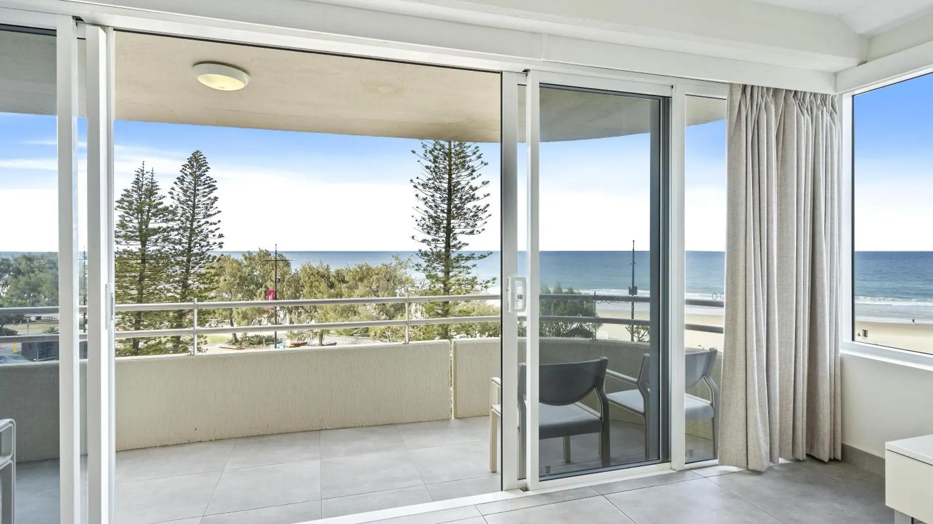 Stunning Ocean Views In 2 Bedroom Unit At Zenith - Q Apartment