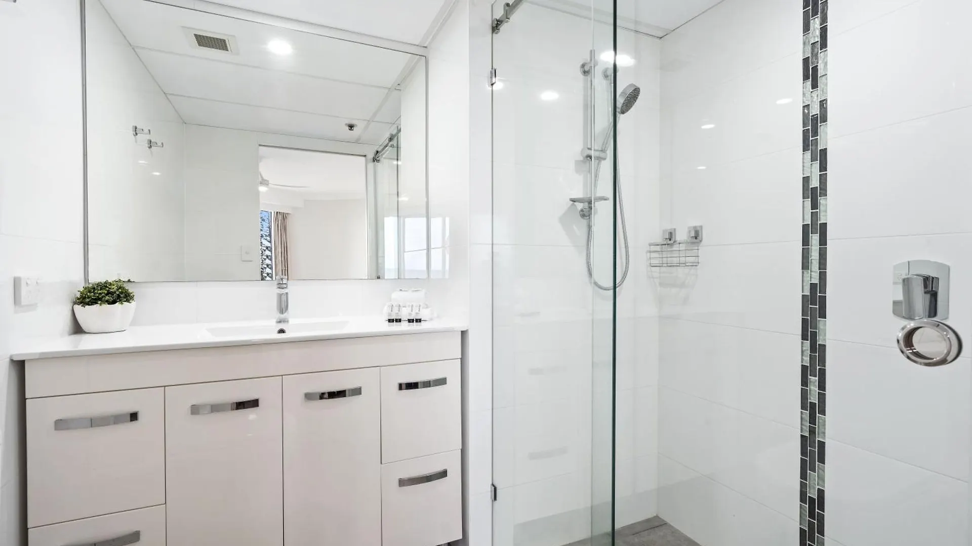 Stunning Ocean Views In 2 Bedroom Unit At Zenith - Q Apartment