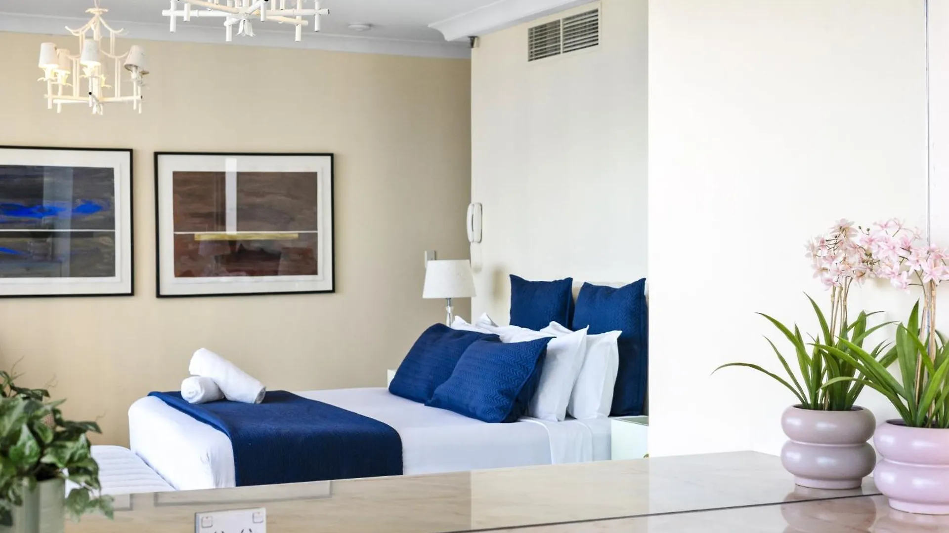 Step Back In Time In Retro Chic 3 Bedroom Penthouse At Zenith - Q