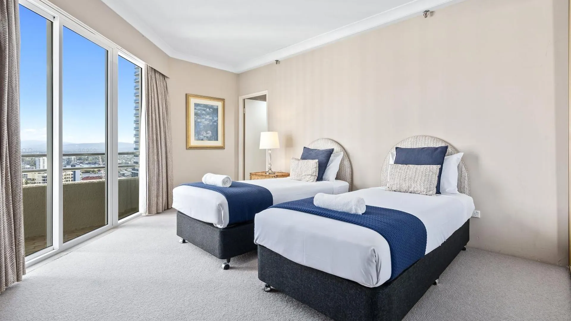 Step Back In Time In Retro Chic 3 Bedroom Penthouse At Zenith - Q *
