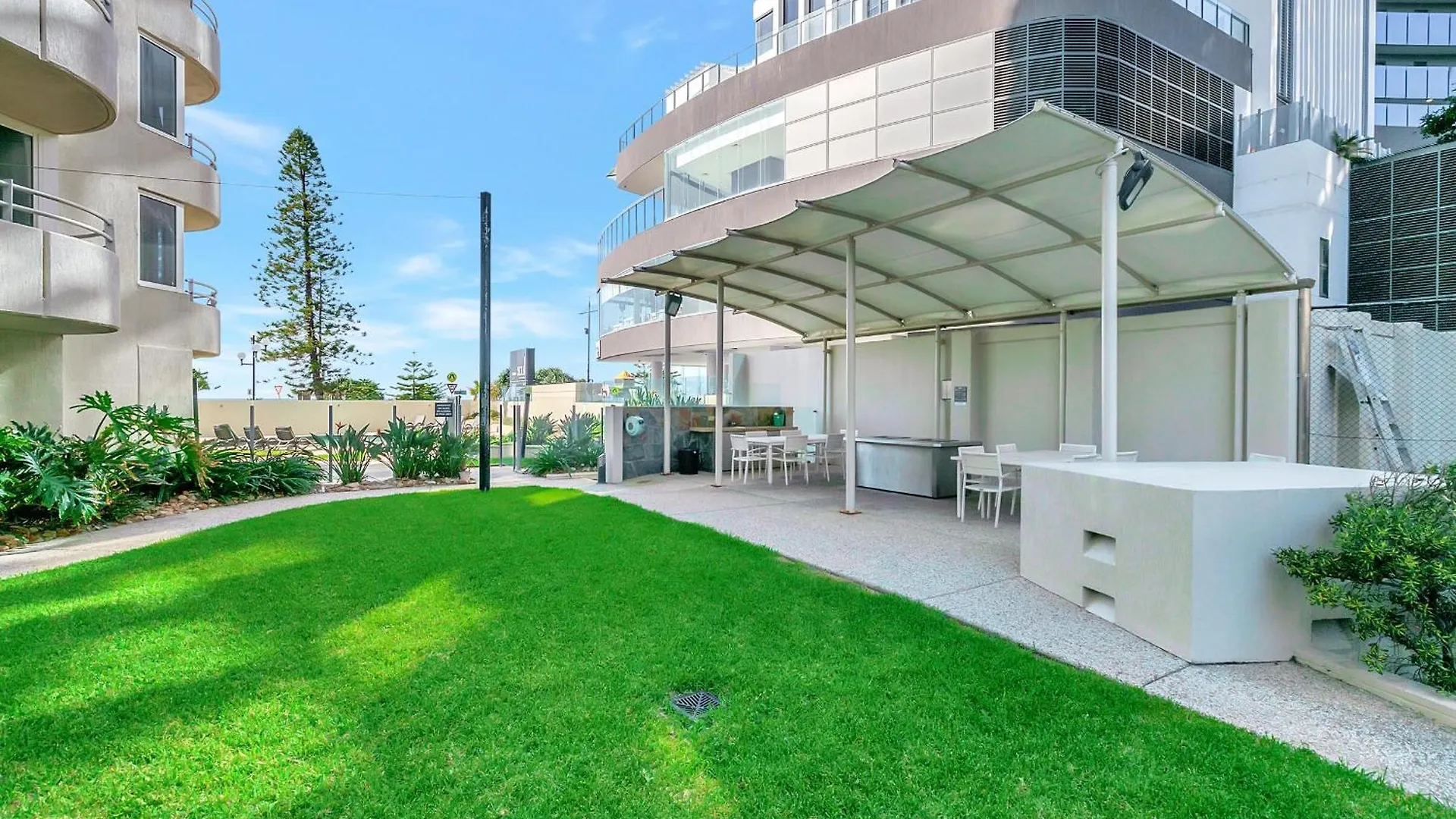 Step Back In Time In Retro Chic 3 Bedroom Penthouse At Zenith - Q Apartment *