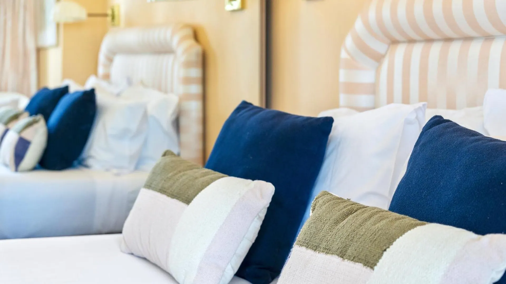 Step Back In Time In Retro Chic 3 Bedroom Penthouse At Zenith - Q Apartment