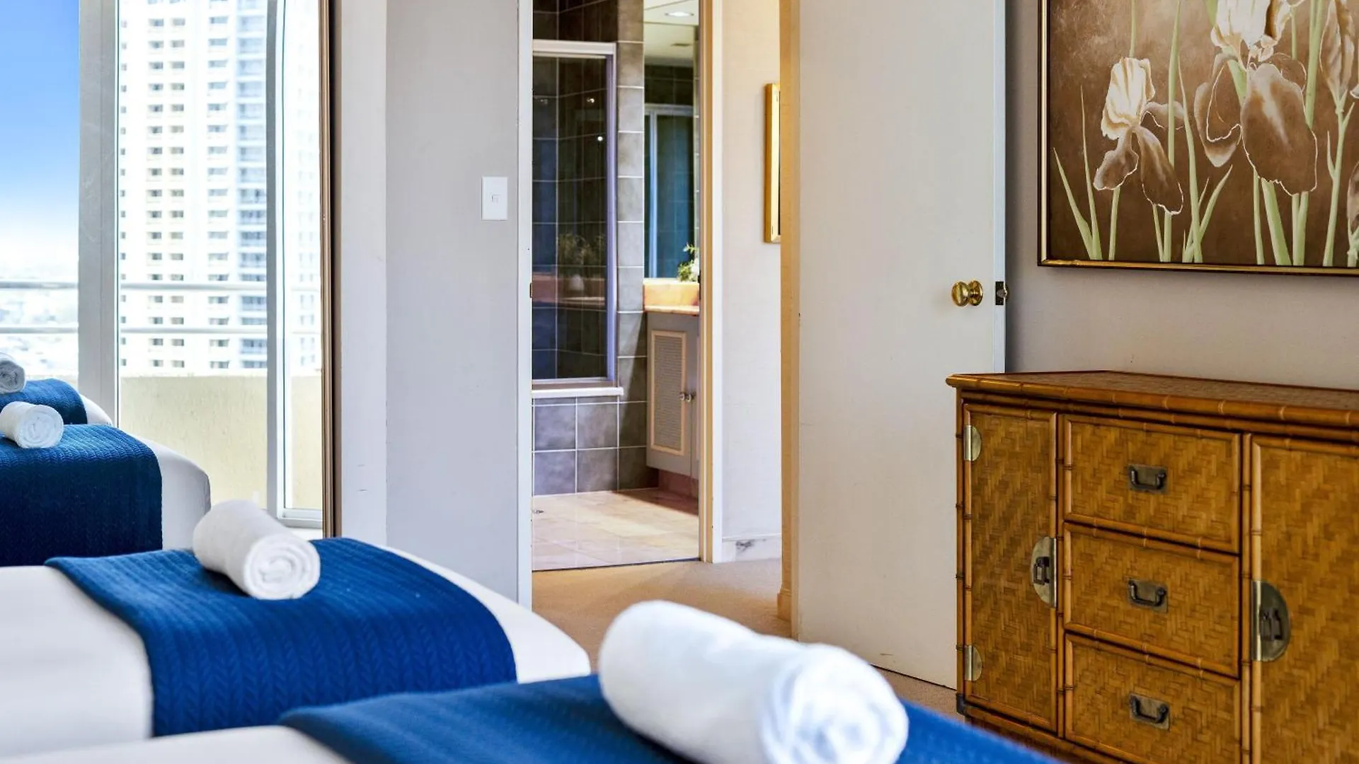 Step Back In Time In Retro Chic 3 Bedroom Penthouse At Zenith - Q Apartment *