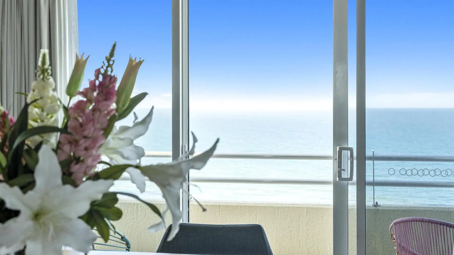 Step Back In Time In Retro Chic 3 Bedroom Penthouse At Zenith - Q
