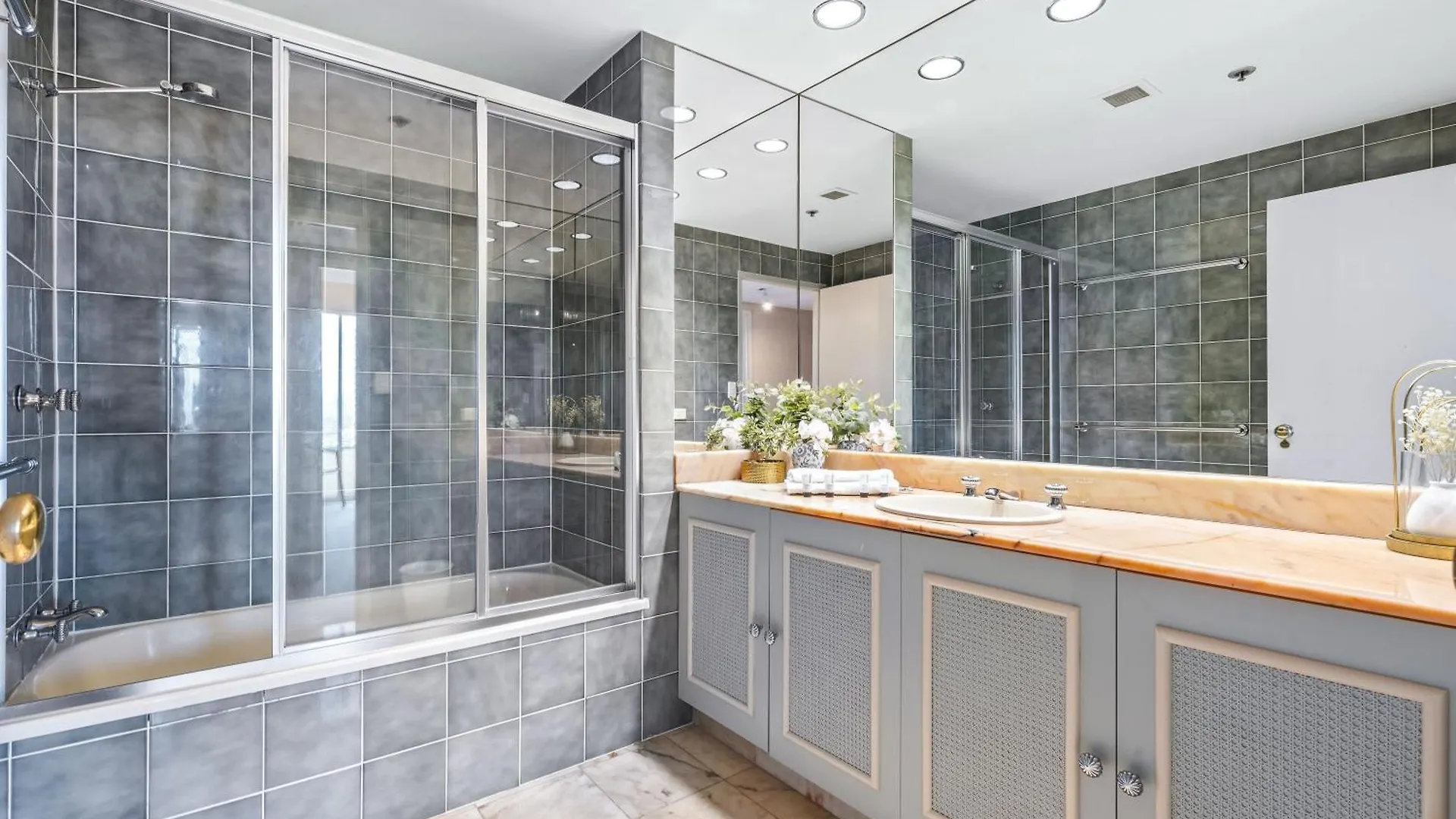 Step Back In Time In Retro Chic 3 Bedroom Penthouse At Zenith - Q Gold Coast