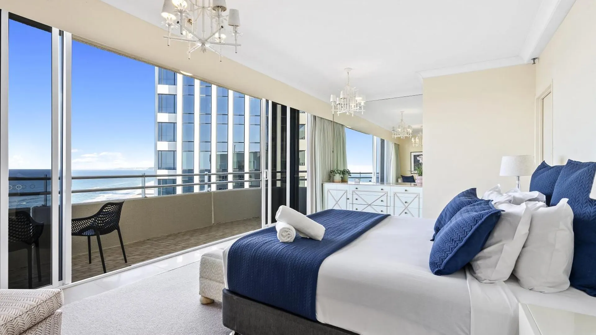 Step Back In Time In Retro Chic 3 Bedroom Penthouse At Zenith - Q
