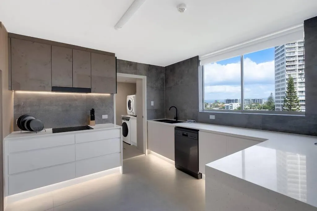 2br Modern Surfers Paradise Apartment
