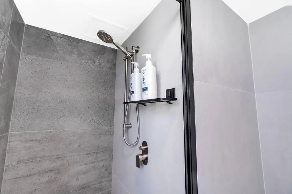 2br Modern Surfers Paradise Apartment
