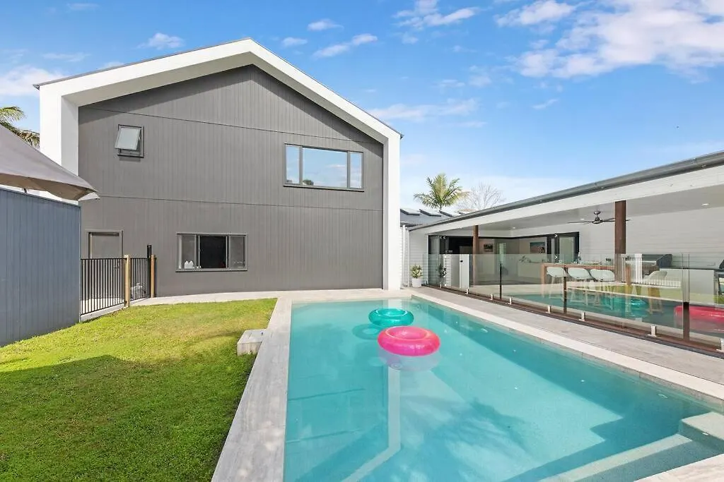 Coastal-country Family Haven In Currumbin Pool