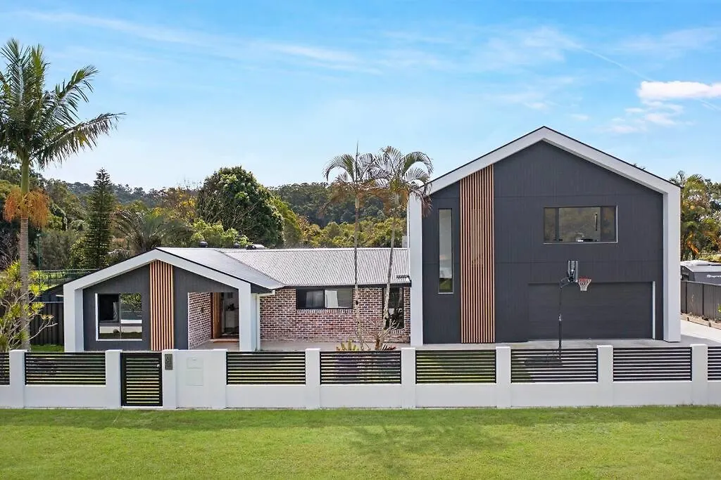 Coastal-country Family Haven In Currumbin Pool Gold Coast