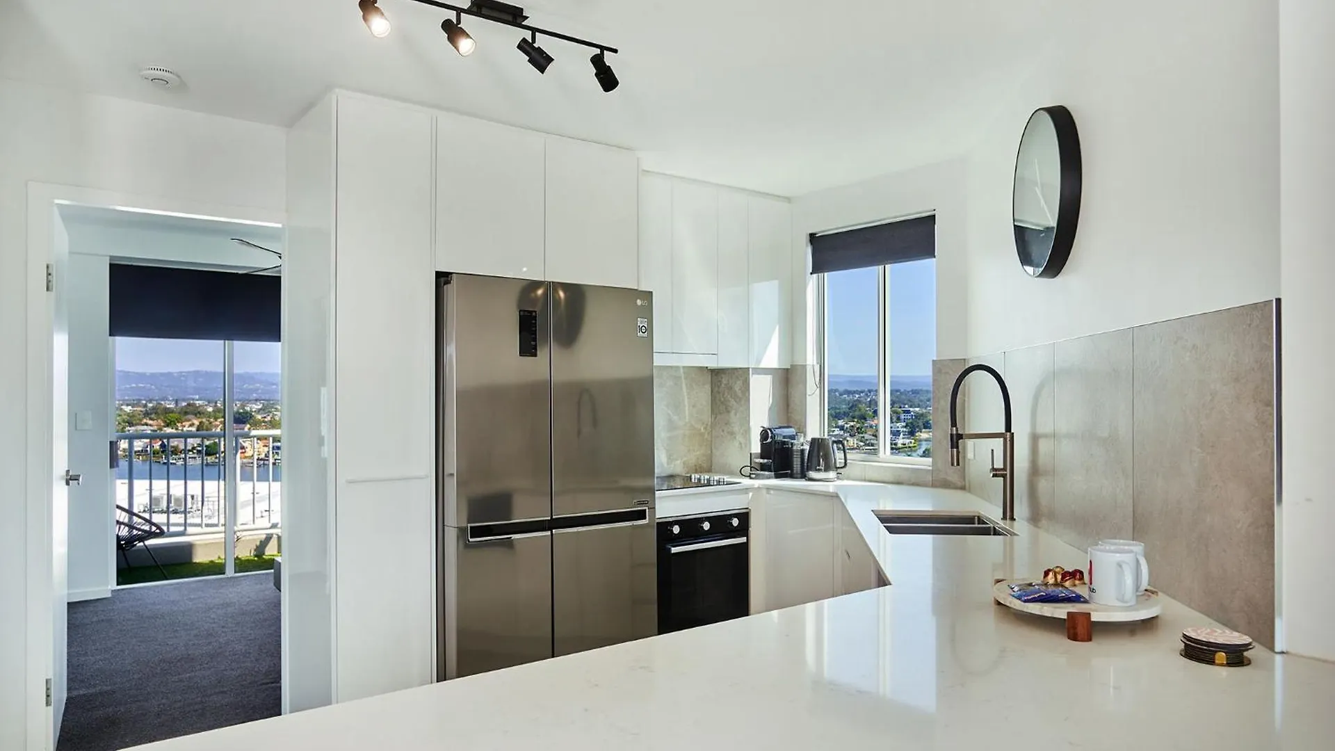 Amazing Views Surfers Paradise 2 Bedroom Unit Close To Everything Apartment *