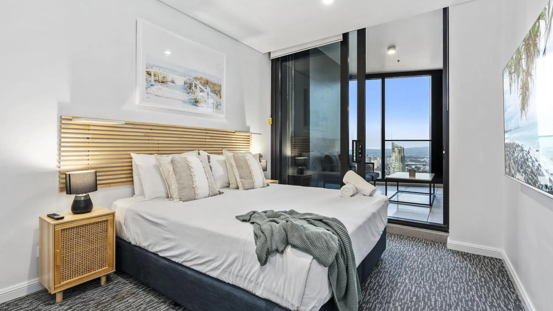 Apartment Ocean Views In Beachside 2-bedroom Unit - Q *