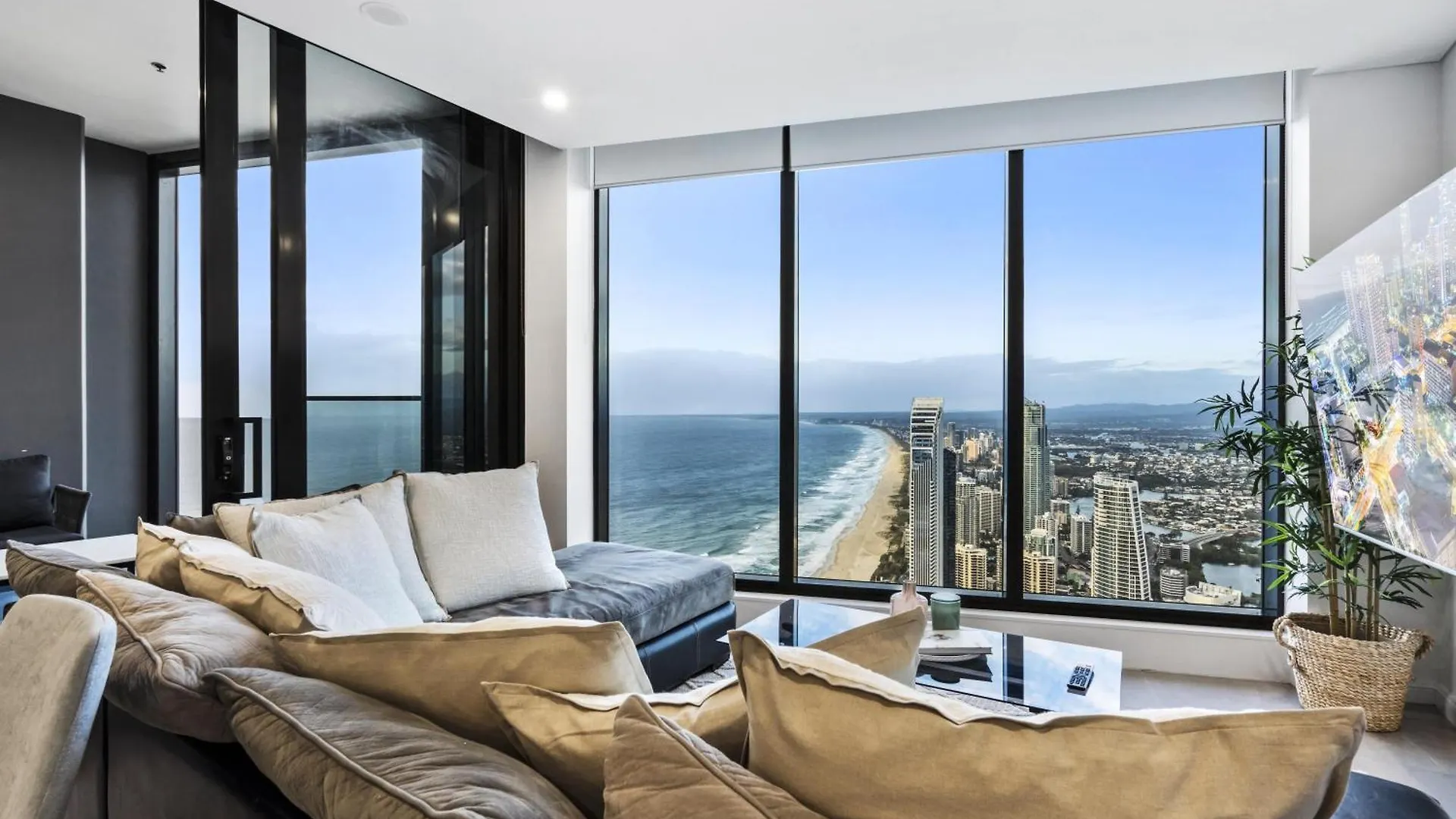 Ocean Views In Beachside 2-bedroom Unit - Q Gold Coast