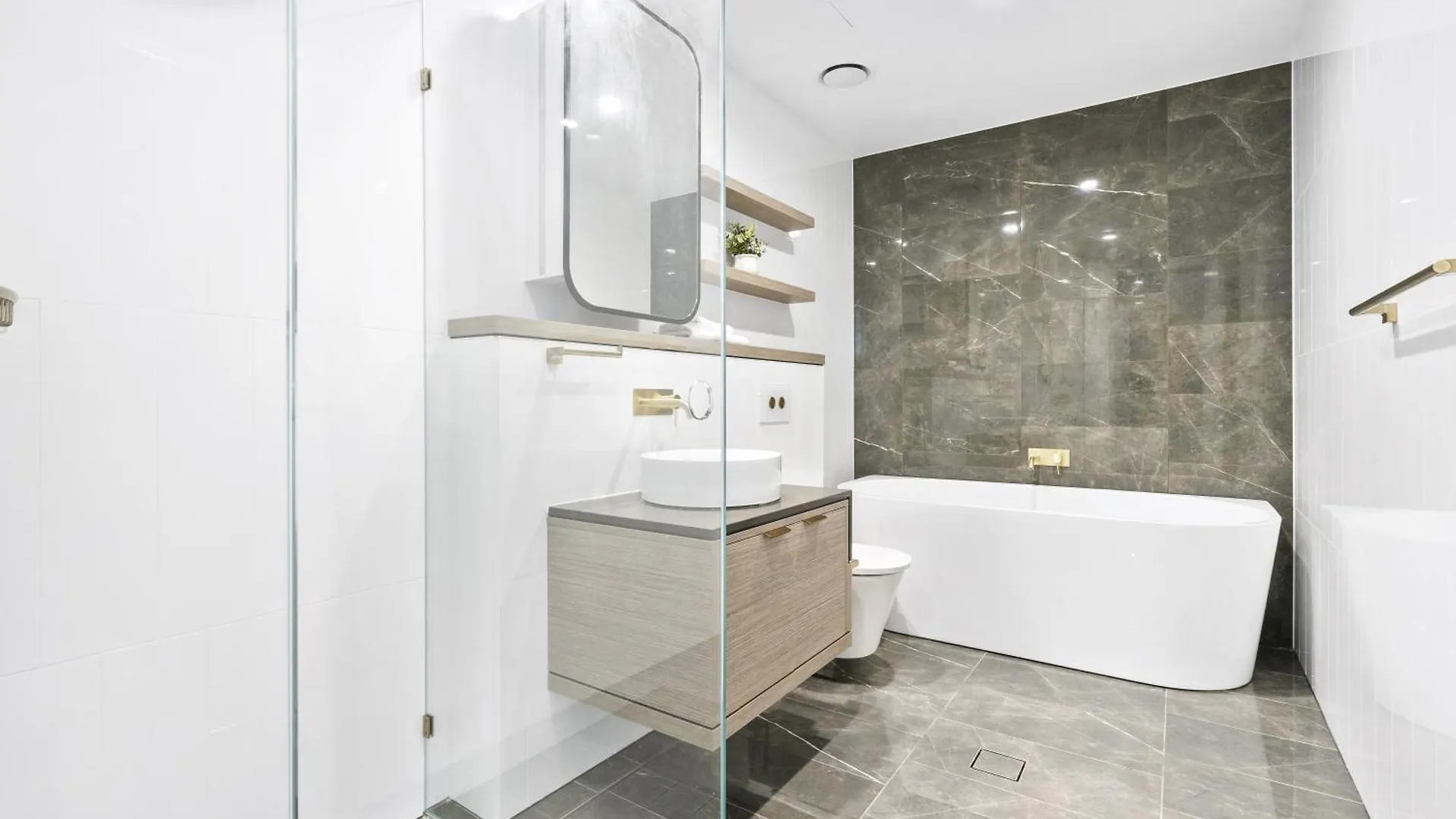 Ocean Views In Beachside 2-bedroom Unit - Q Apartment Gold Coast