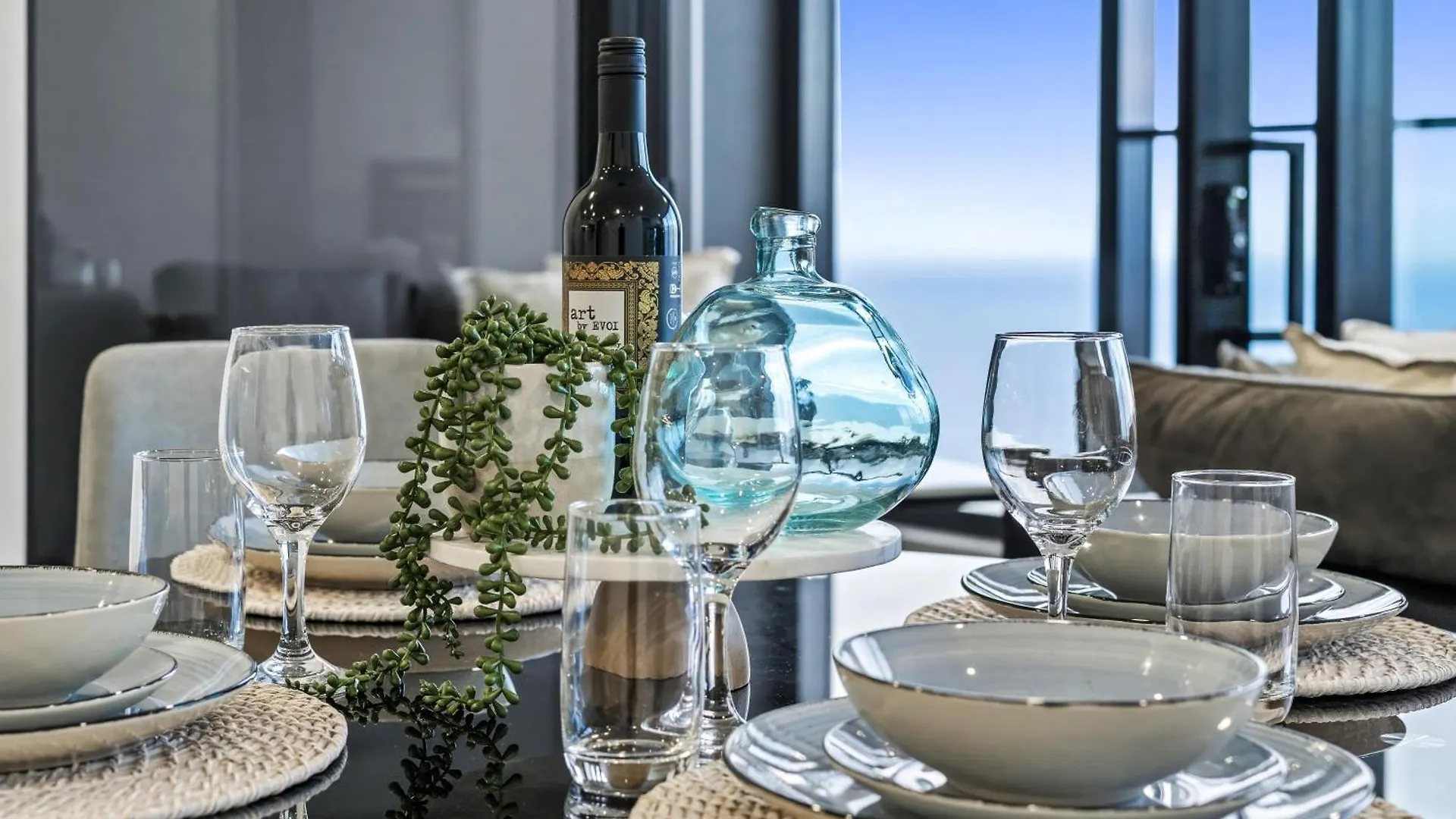 Ocean Views In Beachside 2-bedroom Unit - Q *