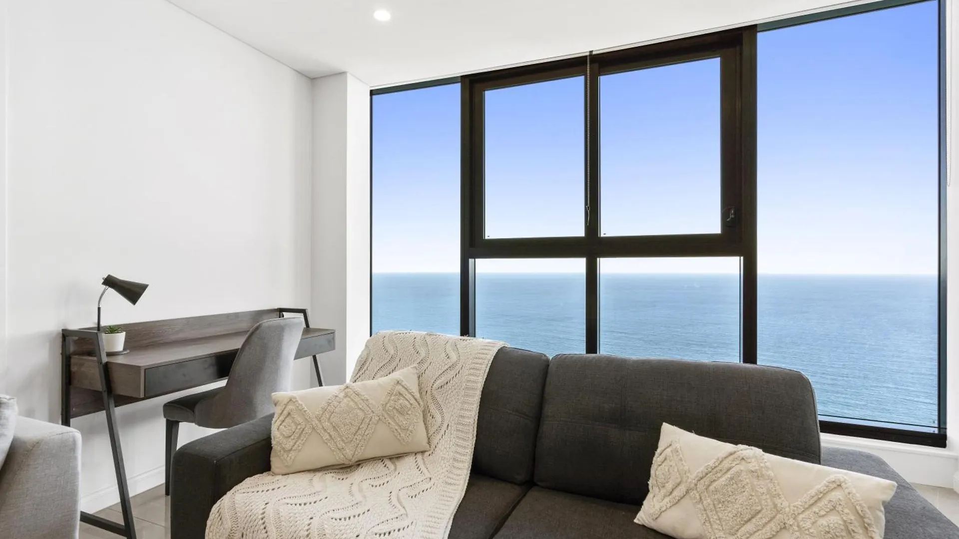Ocean Views In Beachside 2-bedroom Unit - Q Gold Coast