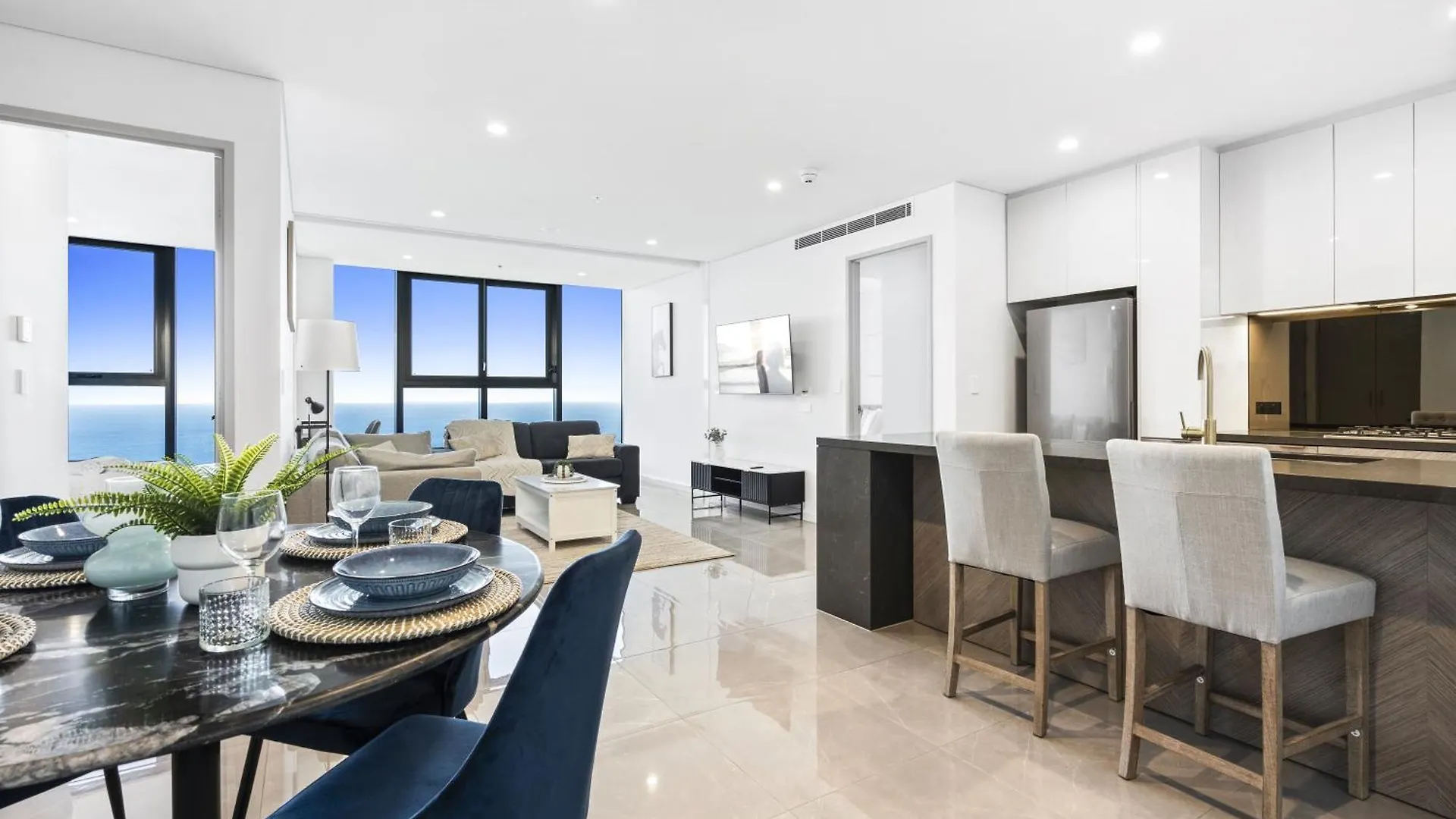 Ocean Views In Beachside 2-bedroom Unit - Q *