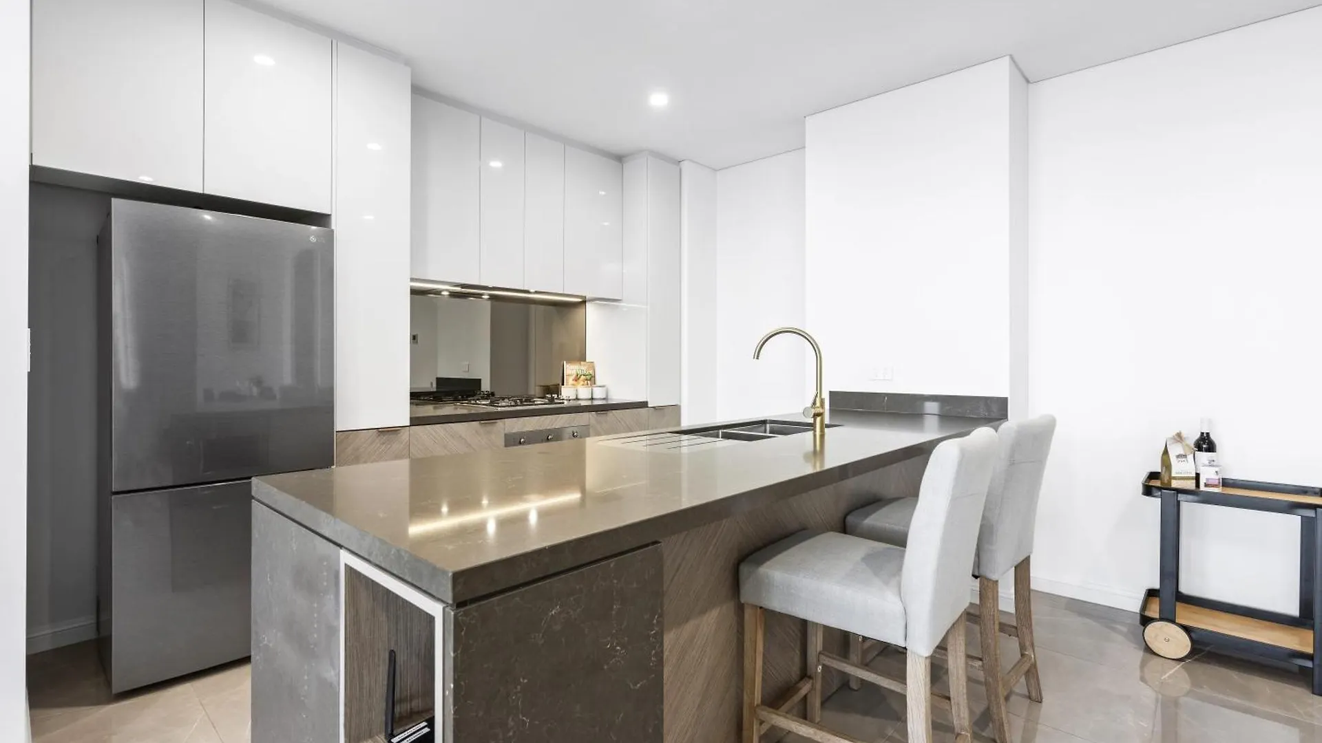 Ocean Views In Beachside 2-bedroom Unit - Q * Gold Coast