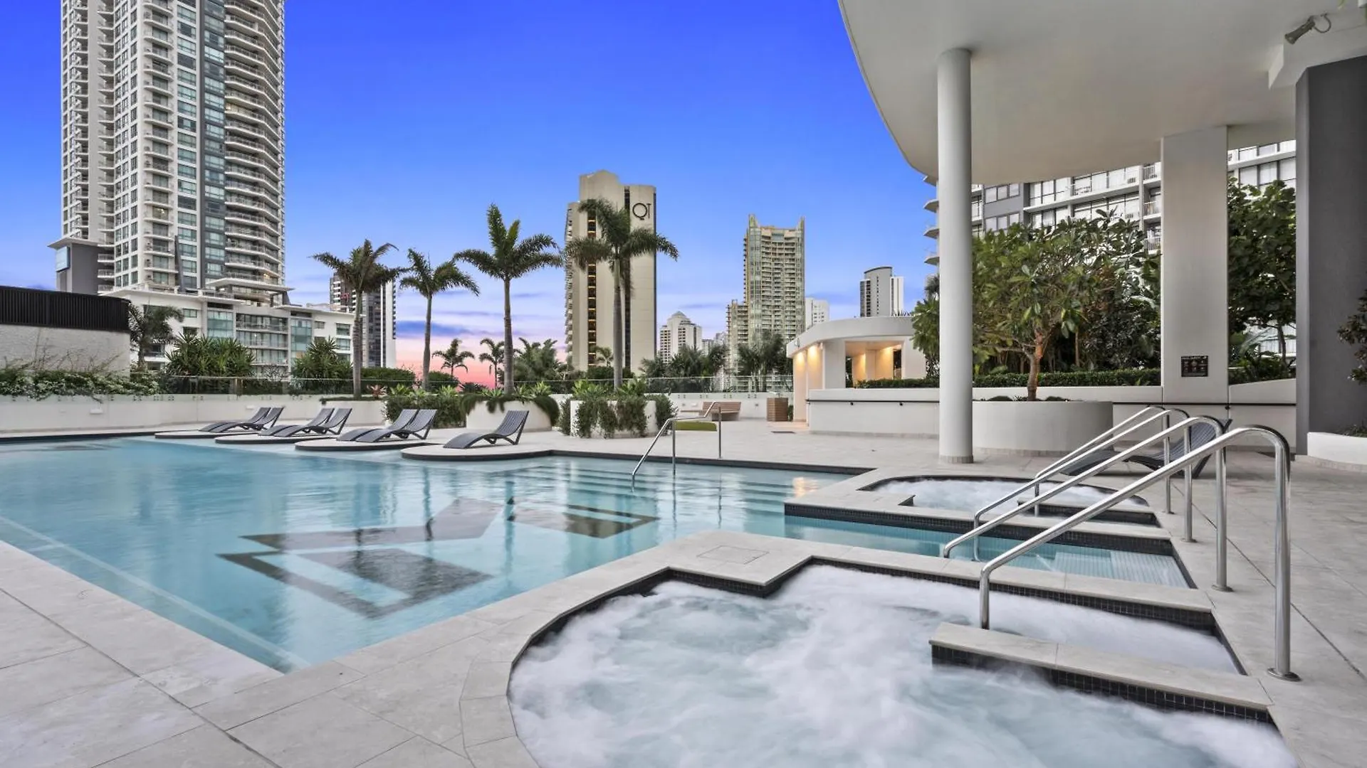 Apartment Luxury High Floor 3 Bedroom Unit With Ocean Views - Q *