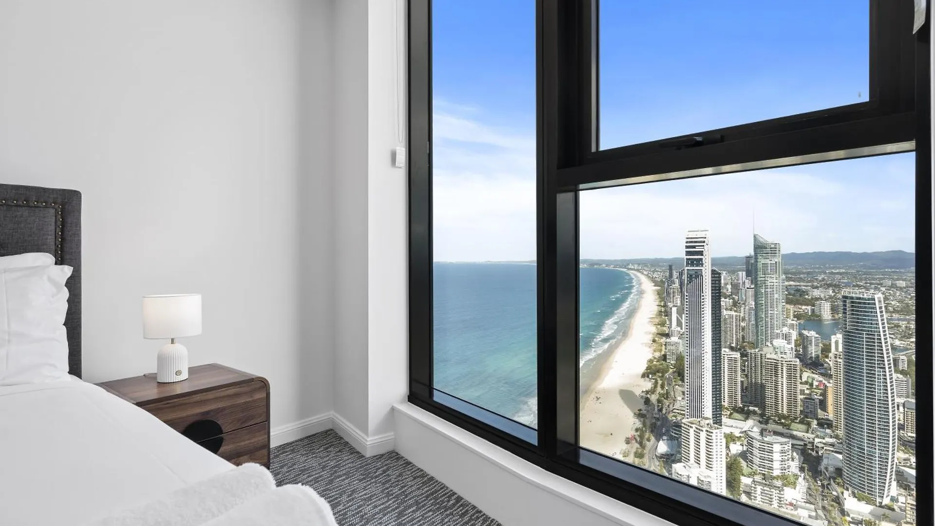 Luxury High Floor 3 Bedroom Unit With Ocean Views - Q *