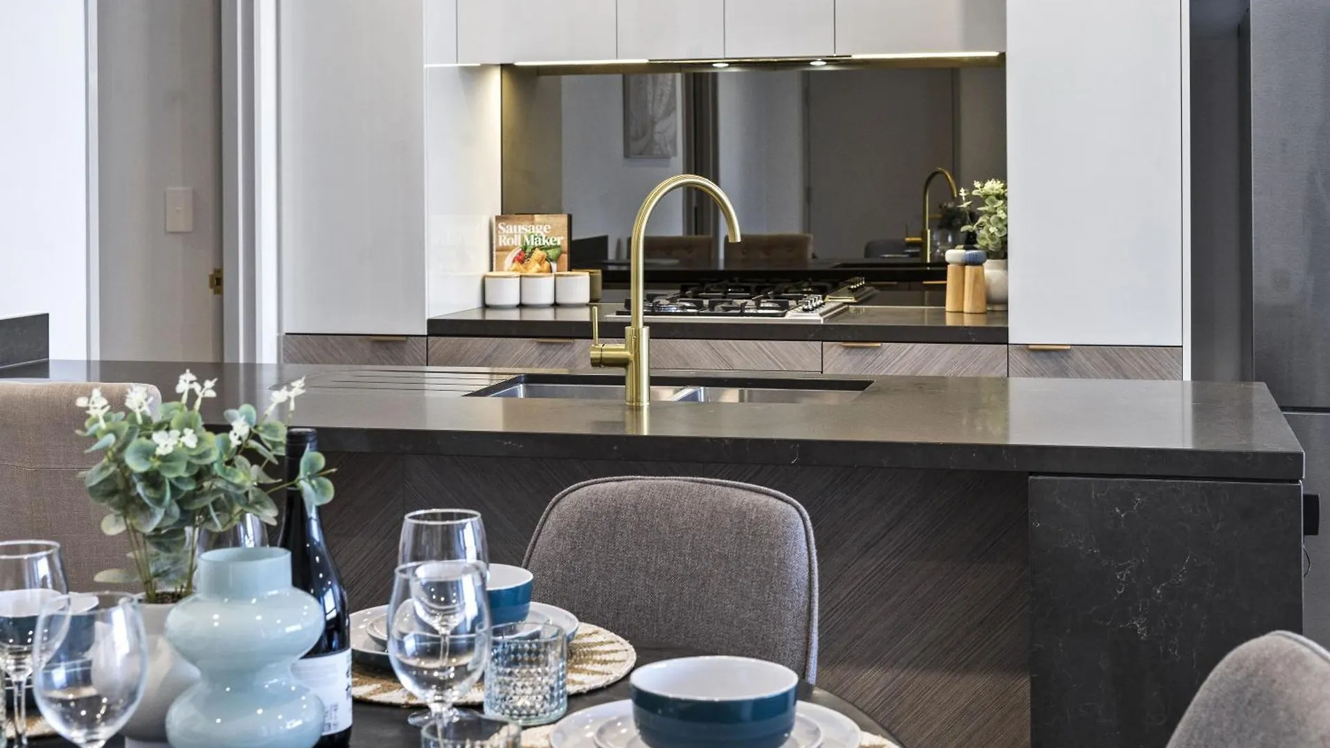 Luxury High Floor 3 Bedroom Unit With Ocean Views - Q Apartment *