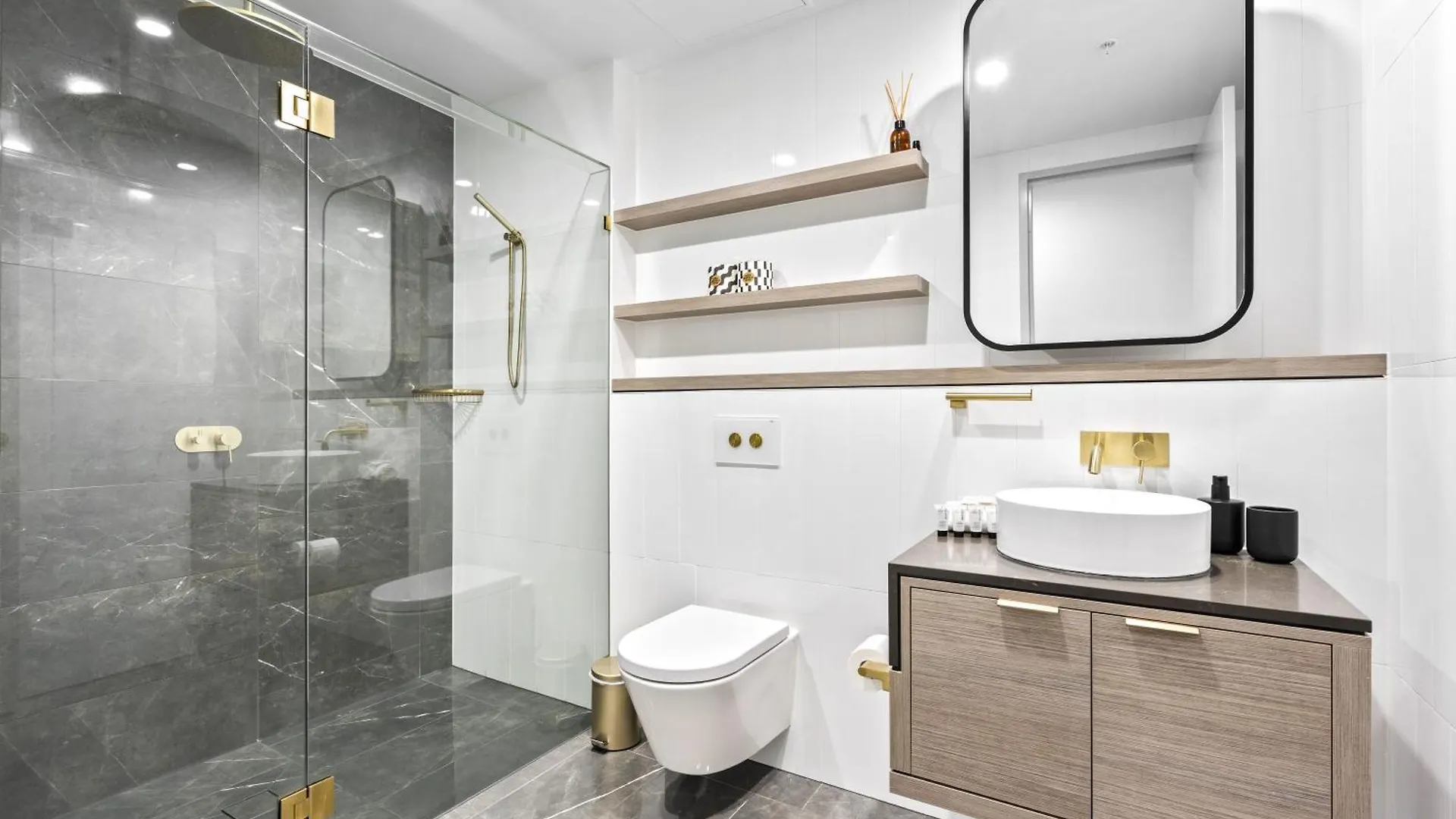 Luxury High Floor 3 Bedroom Unit With Ocean Views - Q *