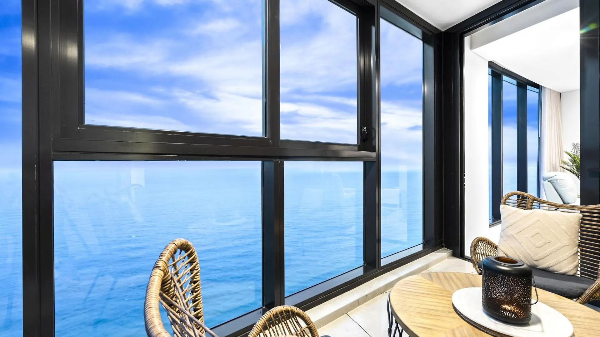 Apartment Luxury High Floor 3 Bedroom Unit With Ocean Views - Q