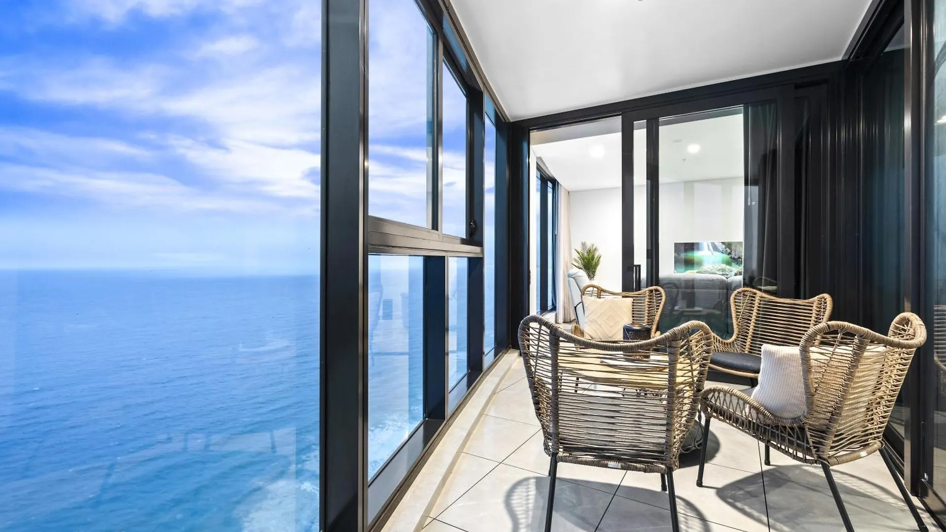Luxury High Floor 3 Bedroom Unit With Ocean Views - Q Gold Coast