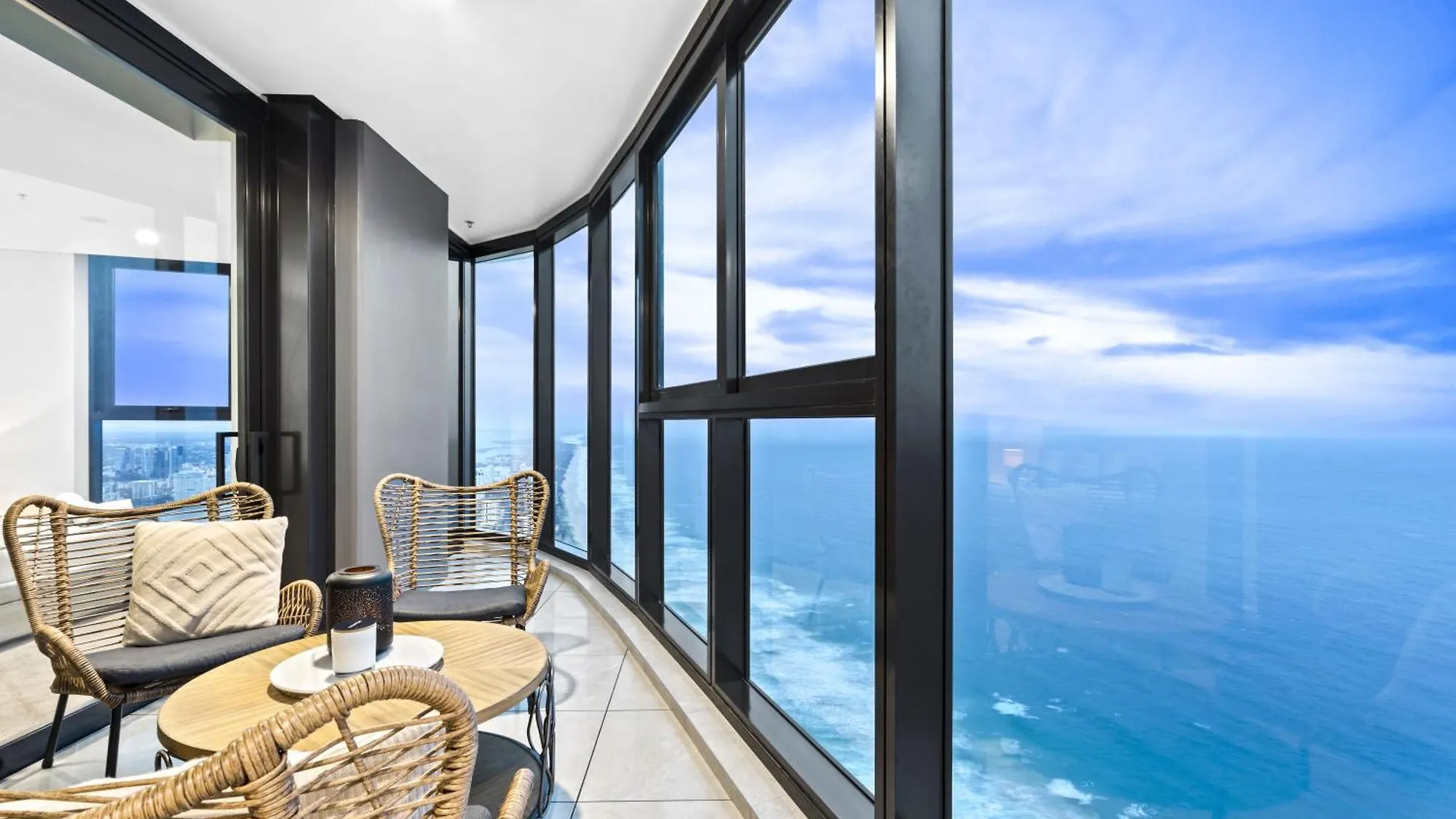 Luxury High Floor 3 Bedroom Unit With Ocean Views - Q * Gold Coast