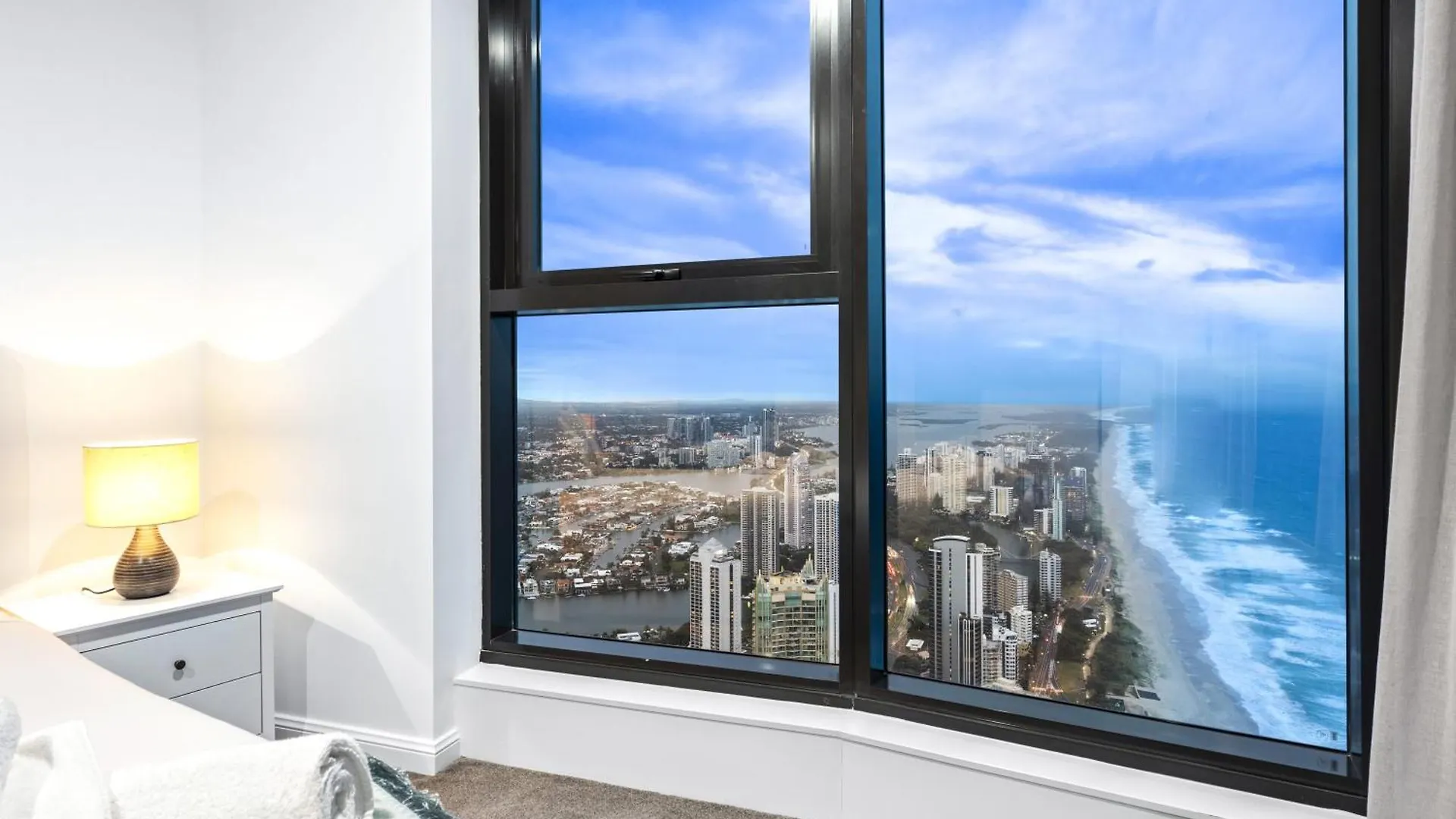 Apartment Luxury High Floor 3 Bedroom Unit With Ocean Views - Q