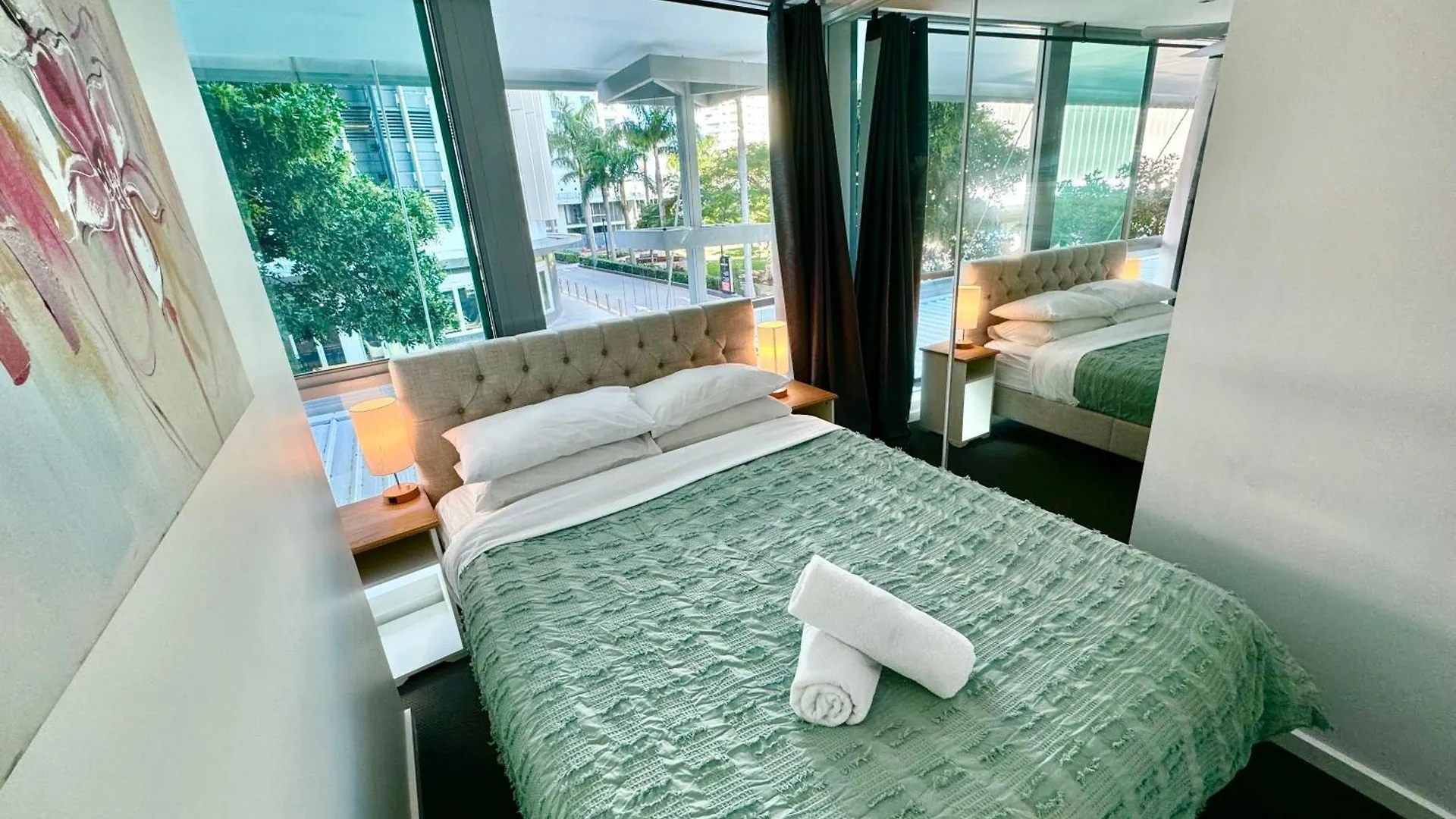 Modern 2 Bedroom Apt Near Tram & Ocean Apartment Gold Coast