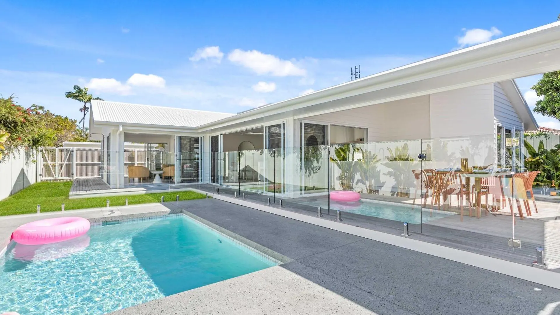 Luxury Burleigh Oasis With Pool! Holiday home *