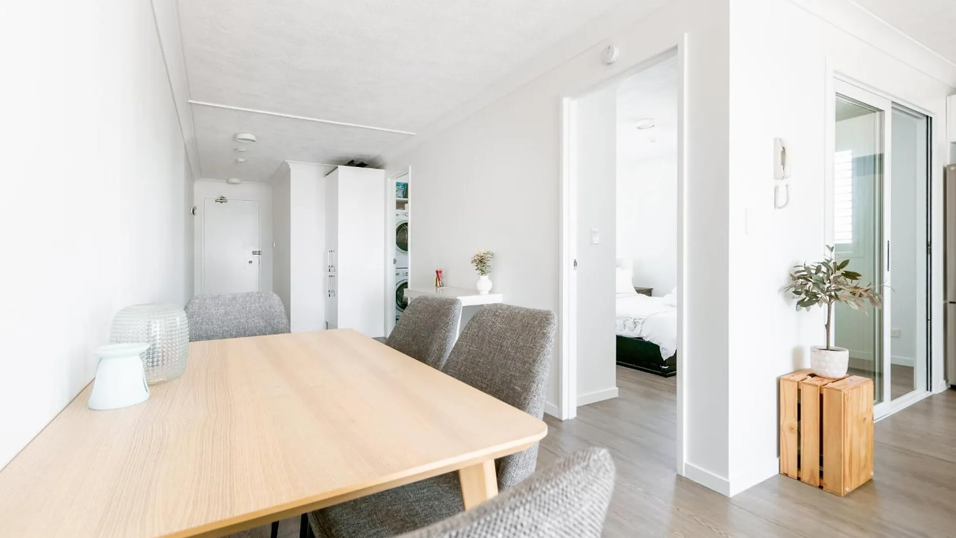 Freshly Renovated Modern Waterfront 1 Bedroom Unit Apartment Gold Coast