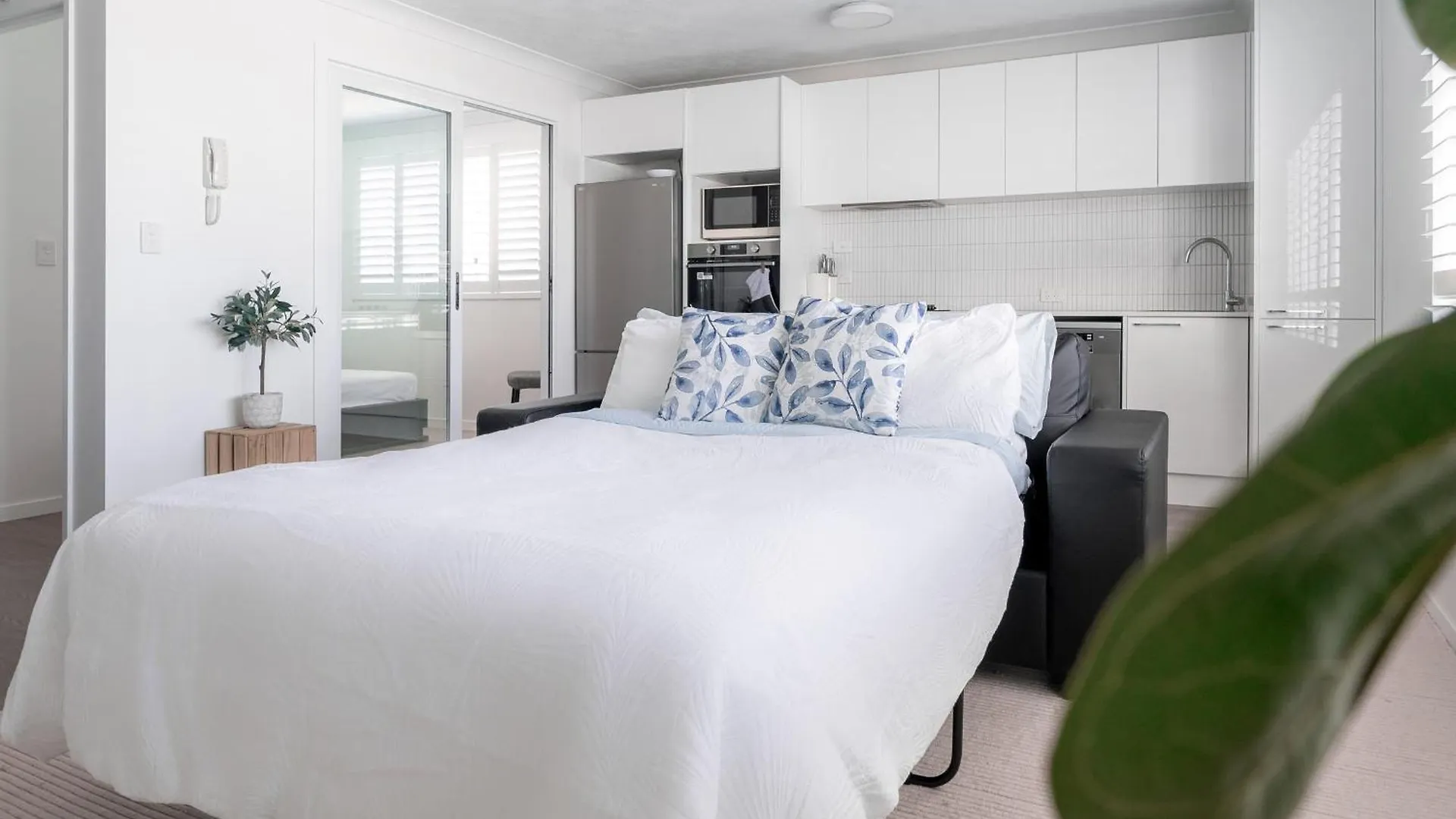 Freshly Renovated Modern Waterfront 1 Bedroom Unit * 黄金海岸